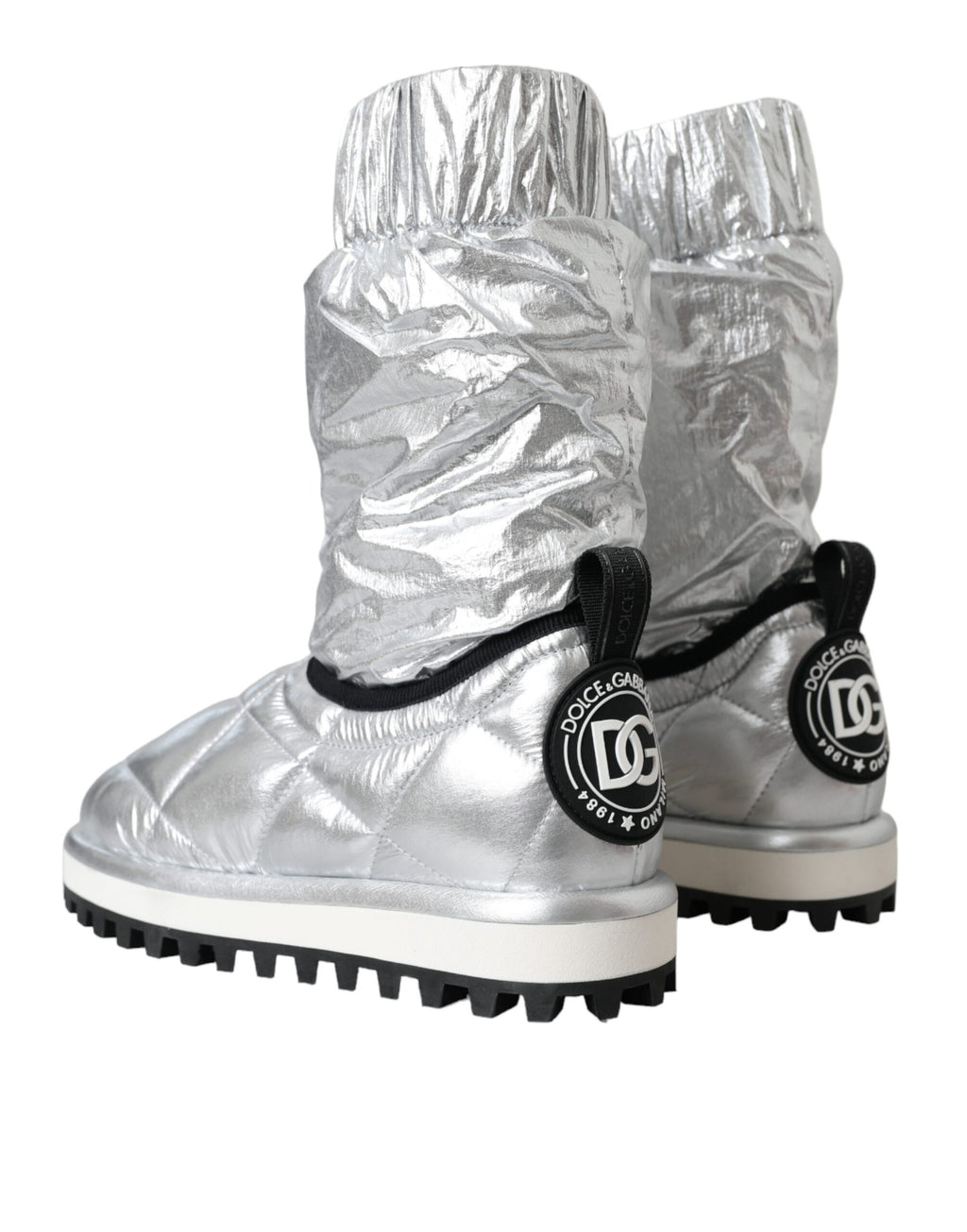Bottes en métal argenté Dolce & Gabbana avec matelassage, logo brodé et semelle robuste, mode élégante et moderne.