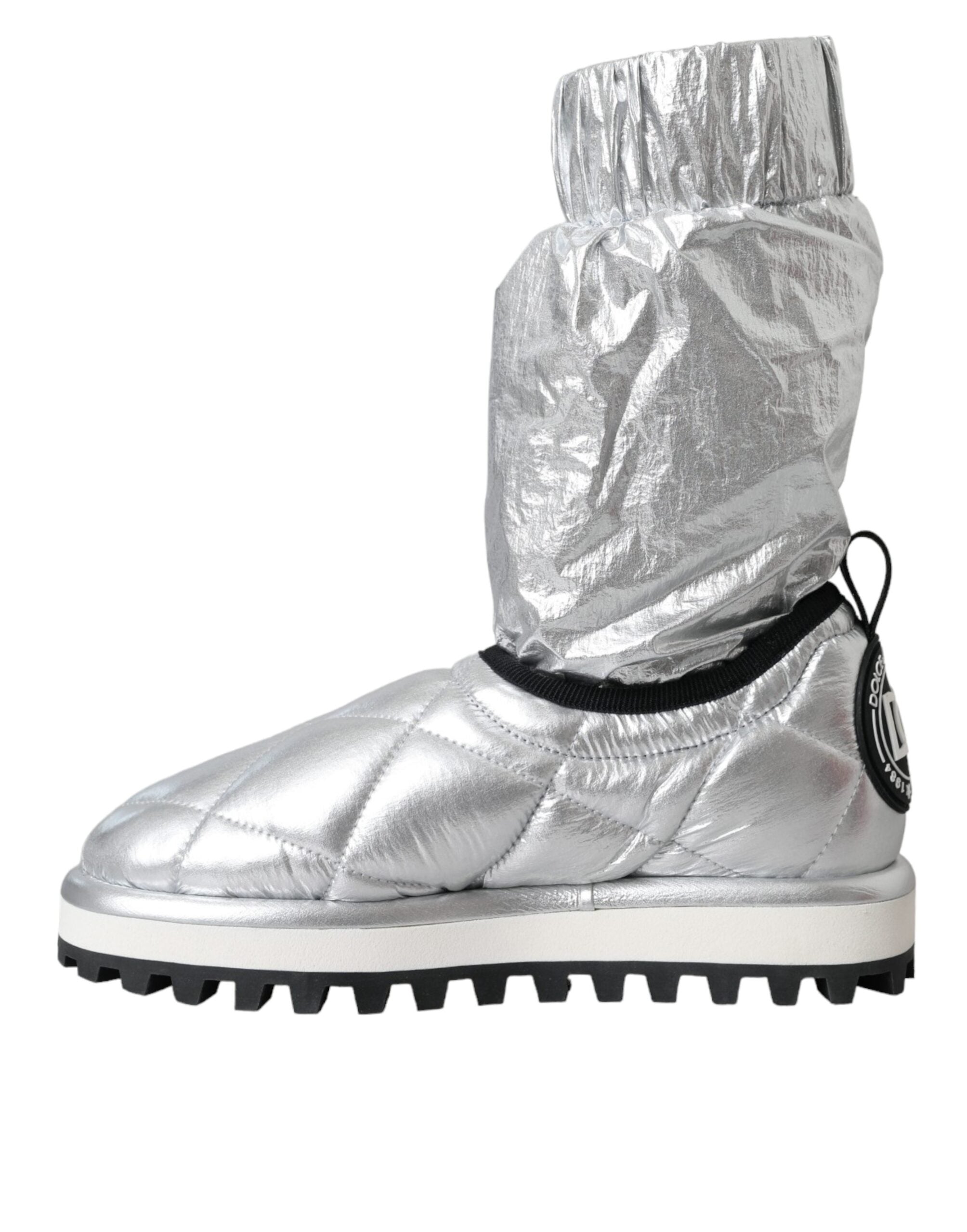 Bottes en métal argenté Dolce & Gabbana avec matelassage, logo brodé et design quilted élégante.