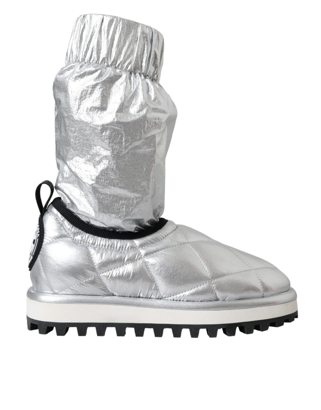 Chaussures bottines D&G en métal argenté, matelassées avec logo brodé, style chic et tendance.