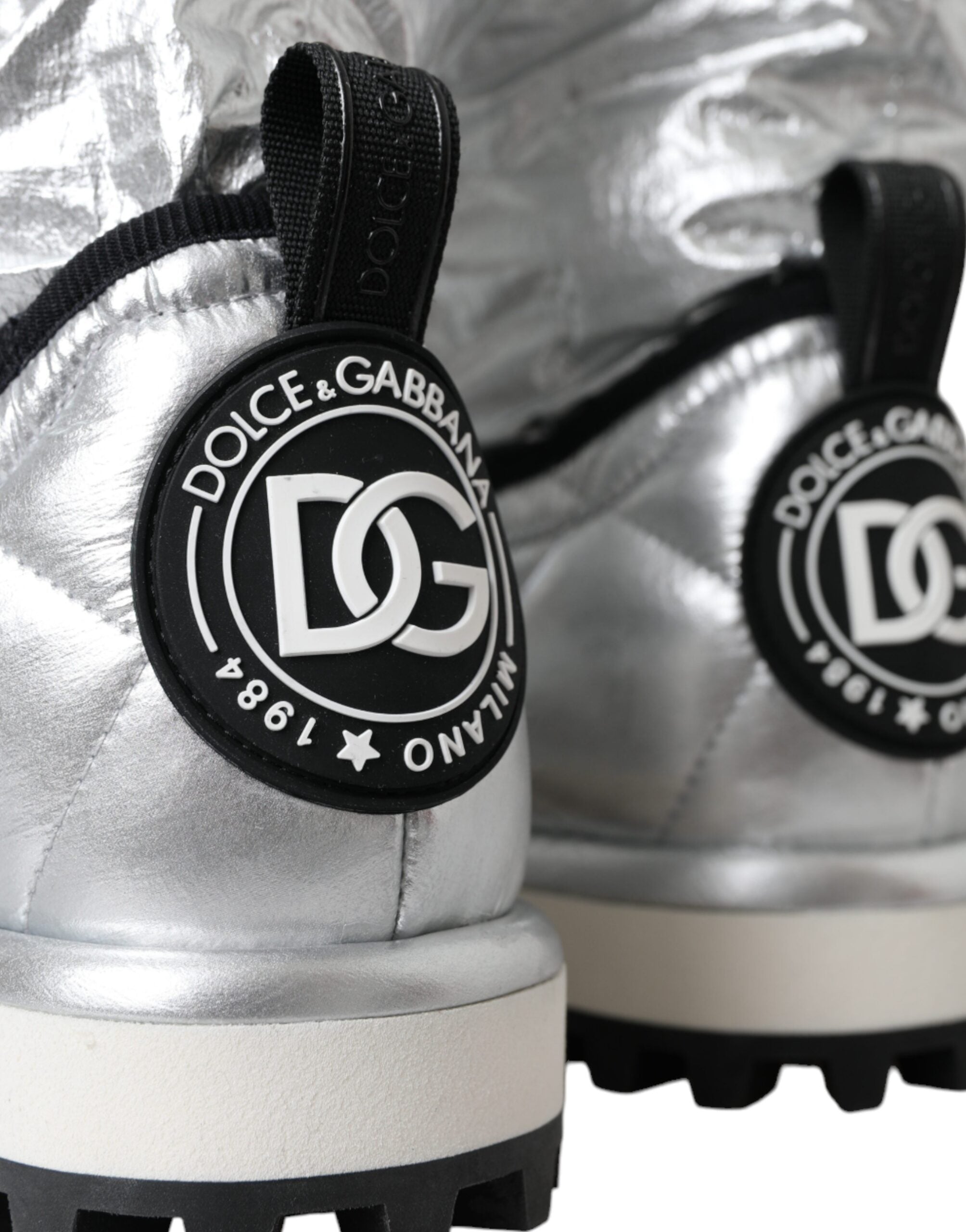 Chaussures bottines en métal argenté Dolce & Gabbana avec quilting, logo patch et design élégant.