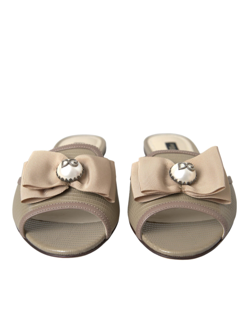 Sandales plates Dolce & Gabbana en beige avec logo, perles et design élégant pour femmes, vue de face.