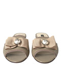 Sandales plates Dolce & Gabbana en beige avec logo, perles et design élégant pour femmes, vue de face.