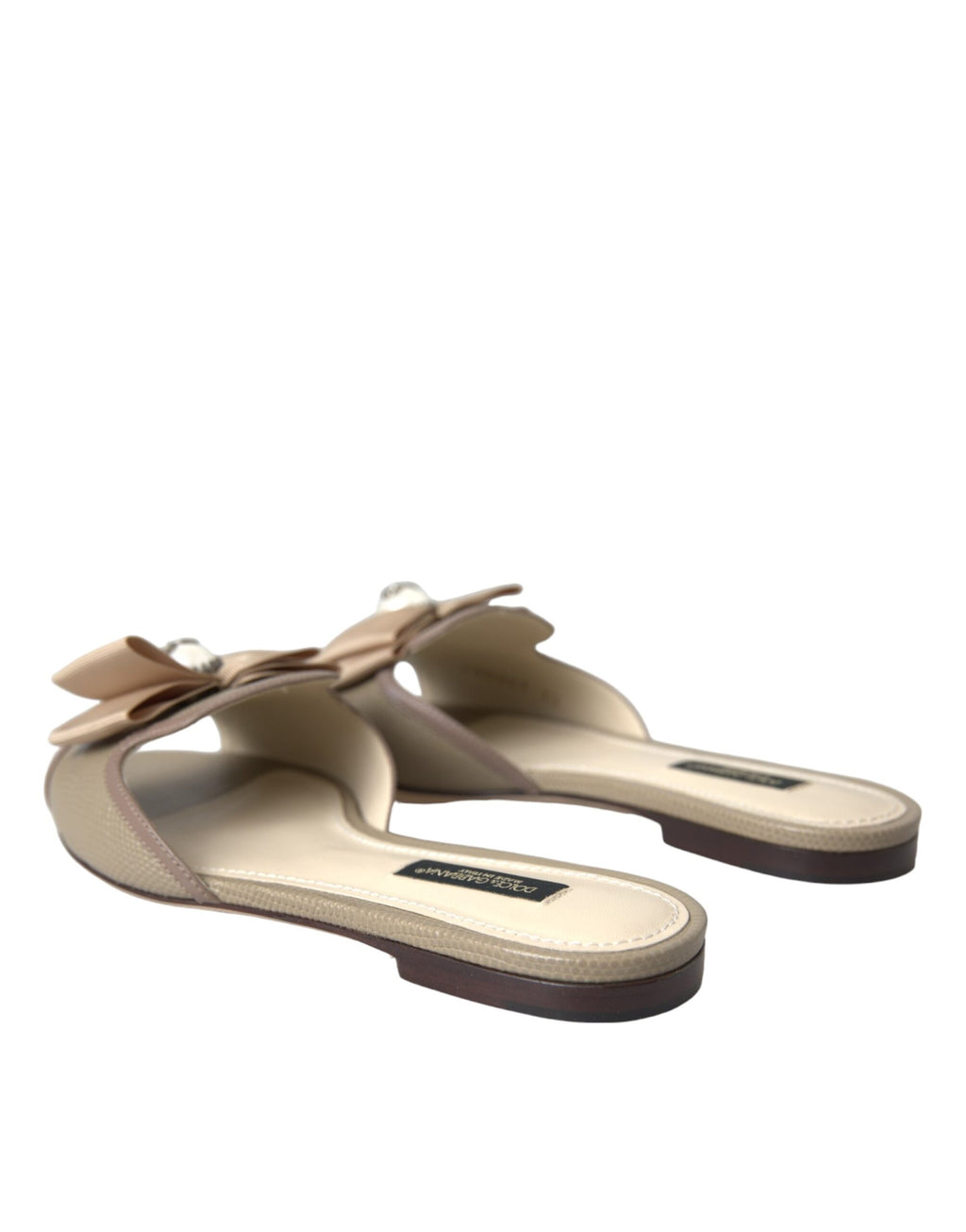 Sandales plates Dolce & Gabbana beige avec logo, perles et semelle confortable, pour un style élégant et décontracté.