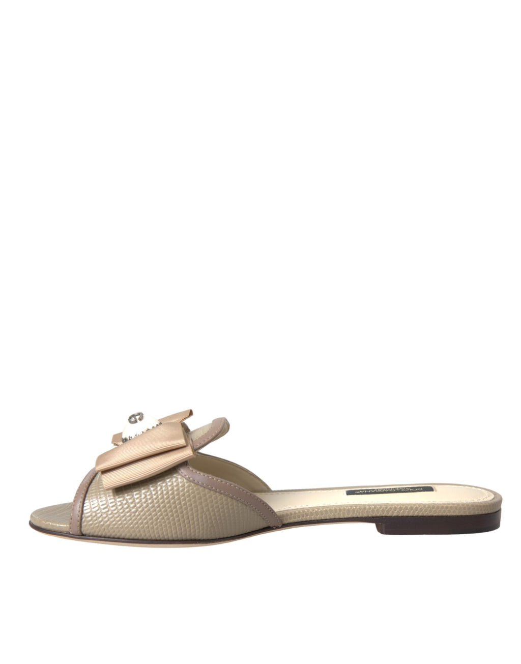 Sandales plates Dolce & Gabbana beiges avec logo en perles, style élégants pour femme.
