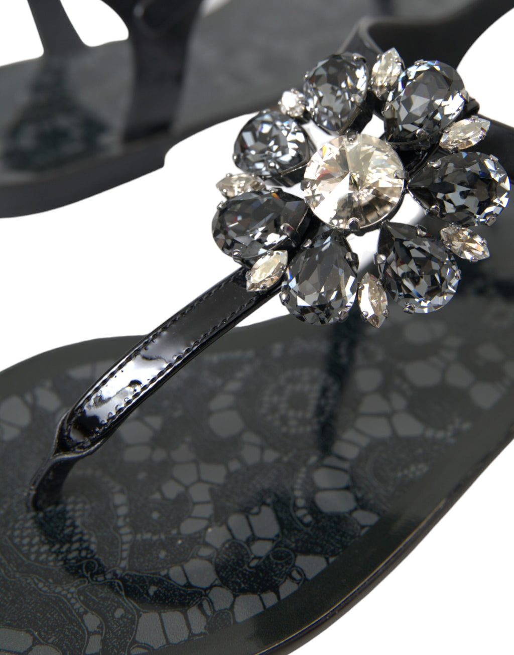 Sandales plates Dolce & Gabbana noires avec cristaux, chaussures élégantes et confortables pour l'été.