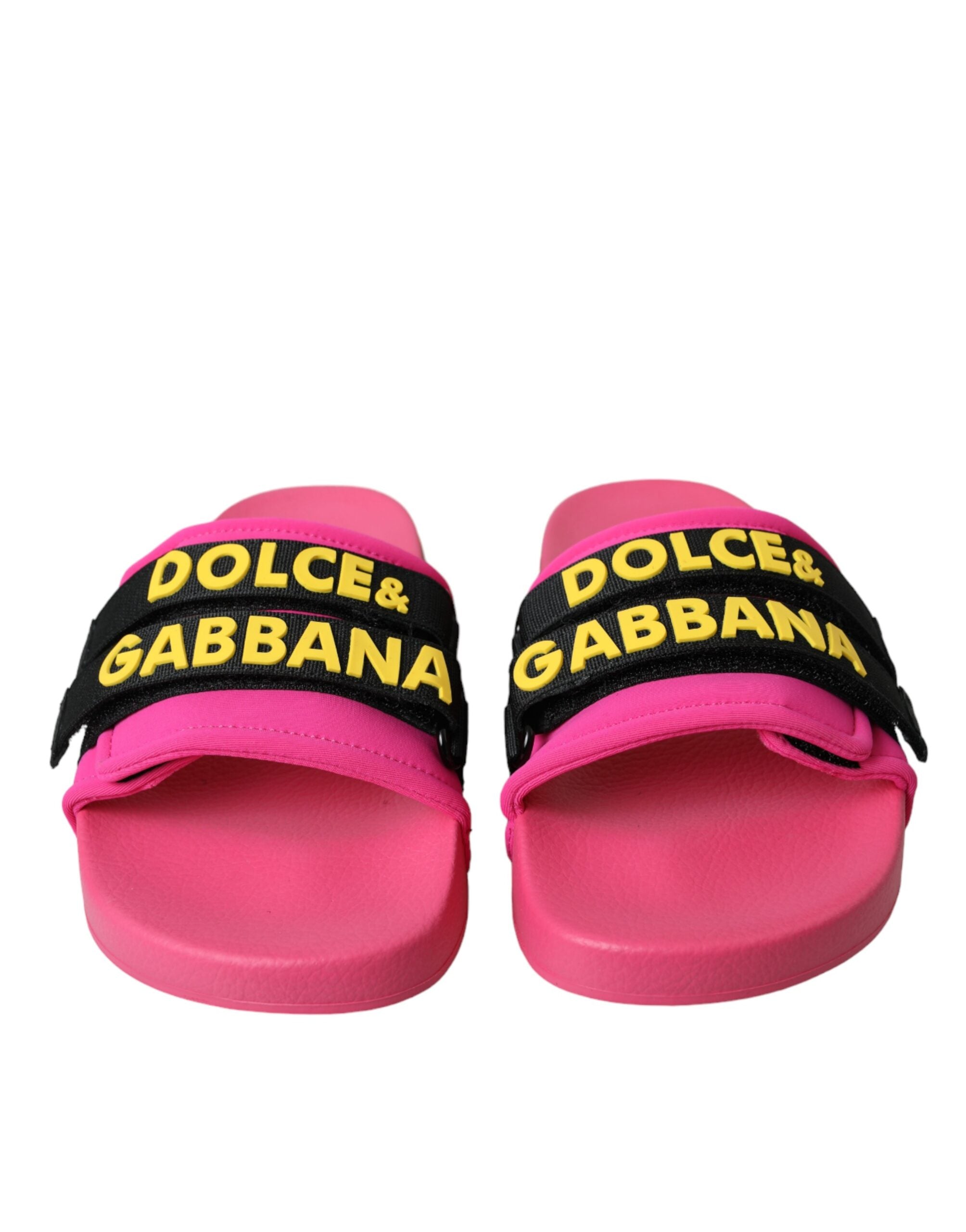 Sandales plates Dolce & Gabbana logo rose et noire, chaussures de plage élégantes avec design moderne et confortable.