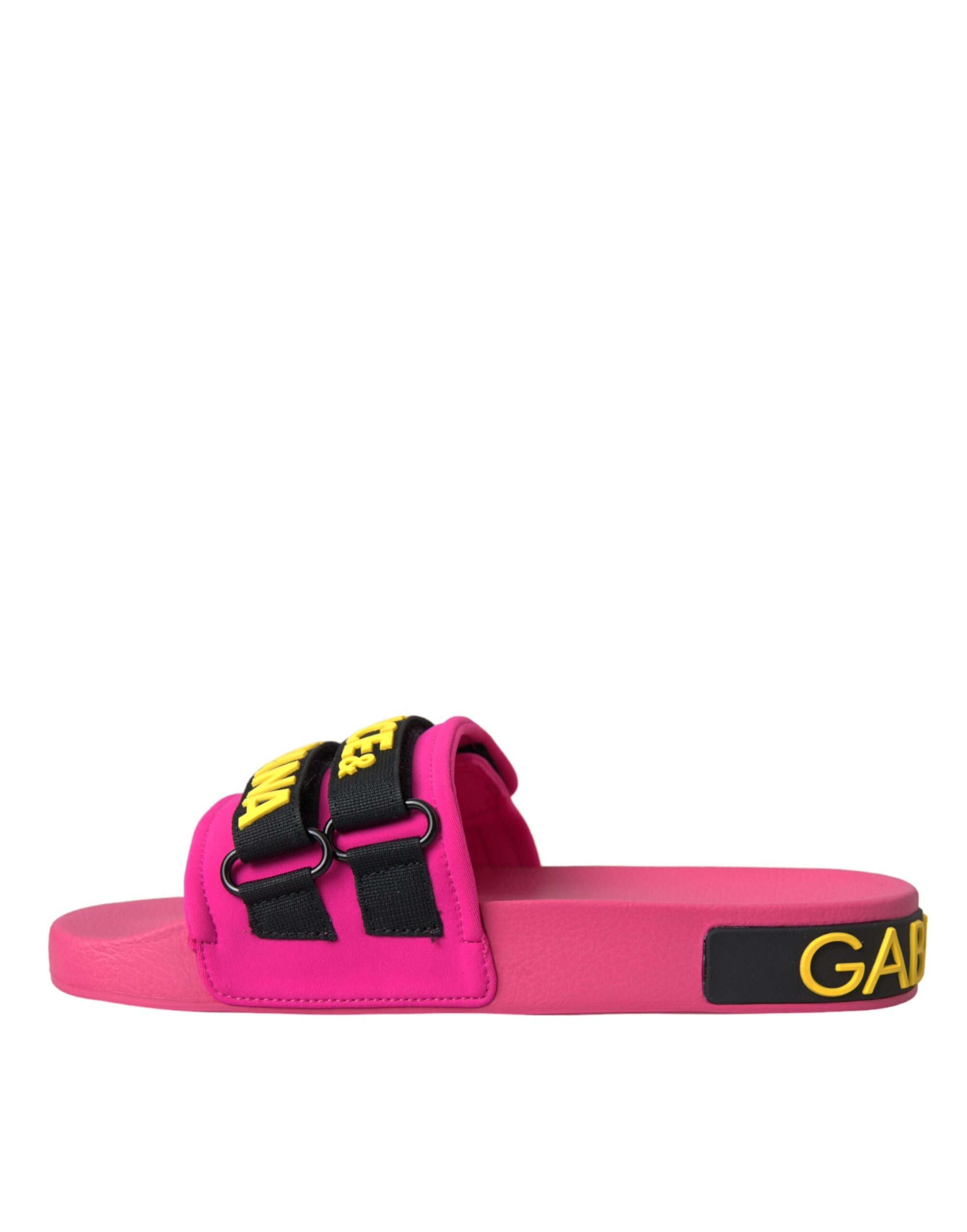 Sandales plates Dolce & Gabbana logo rose et noires, chaussures d'été élégantes pour la plage ou la détente.