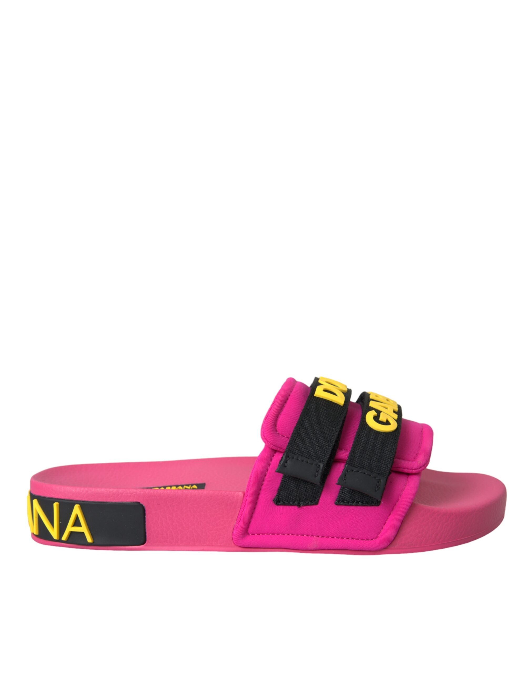 Sandales plates Dolce & Gabbana roses et logo noir et rose, chaussure de plage élégante et confortable.