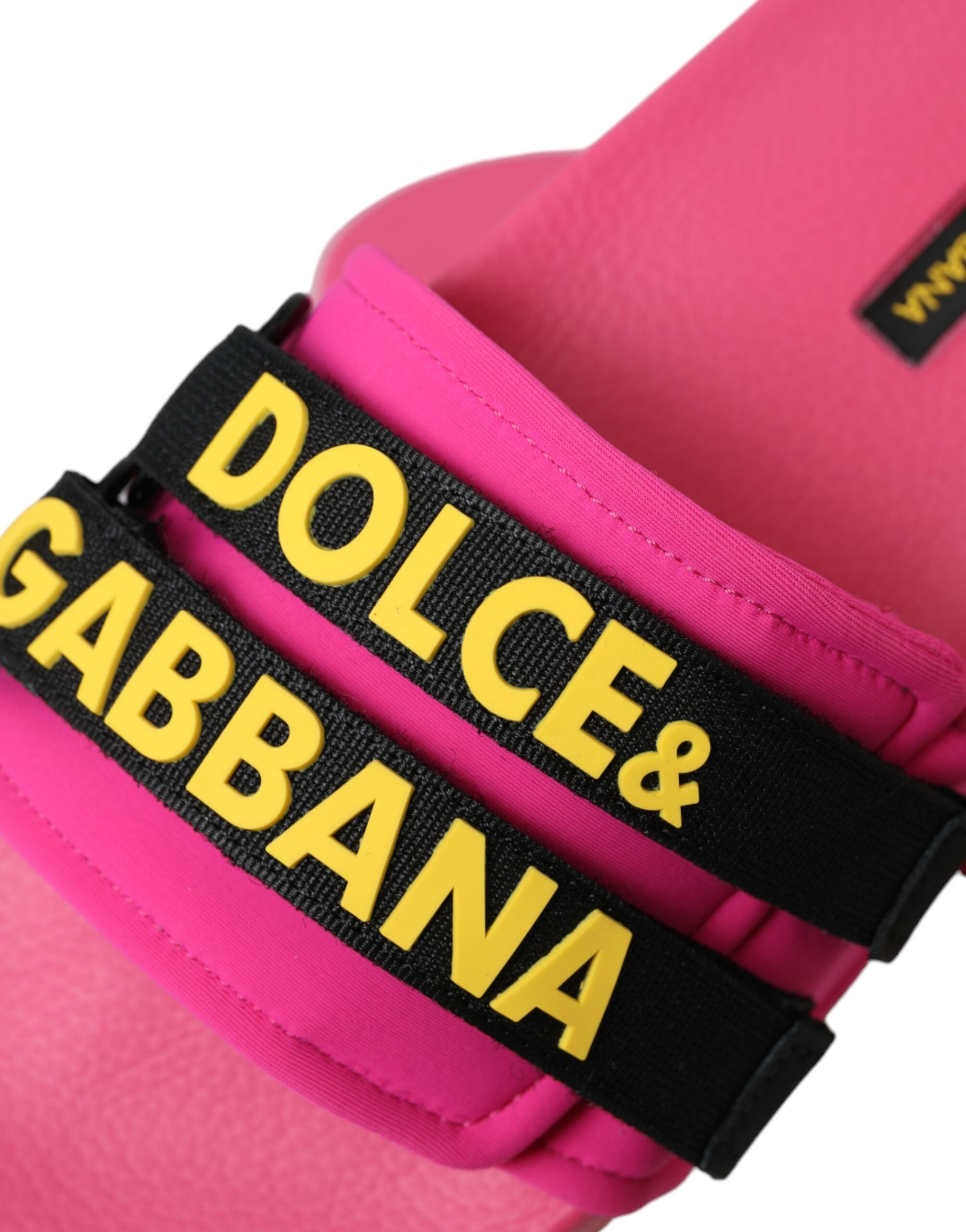 Sandales de plage Dolce & Gabbana roses et noires avec logo, chaussures plates élégantes pour l'été.