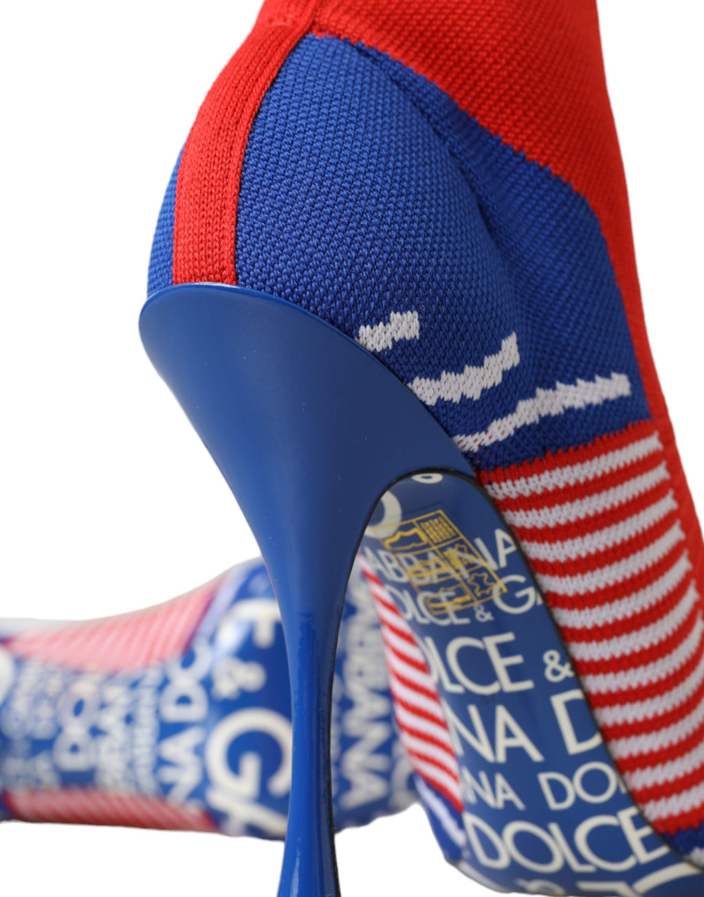 Bottes ankle Dolce & Gabbana en stretch rouge et bleu avec logo, style sock, vue de face sur fond blanc.