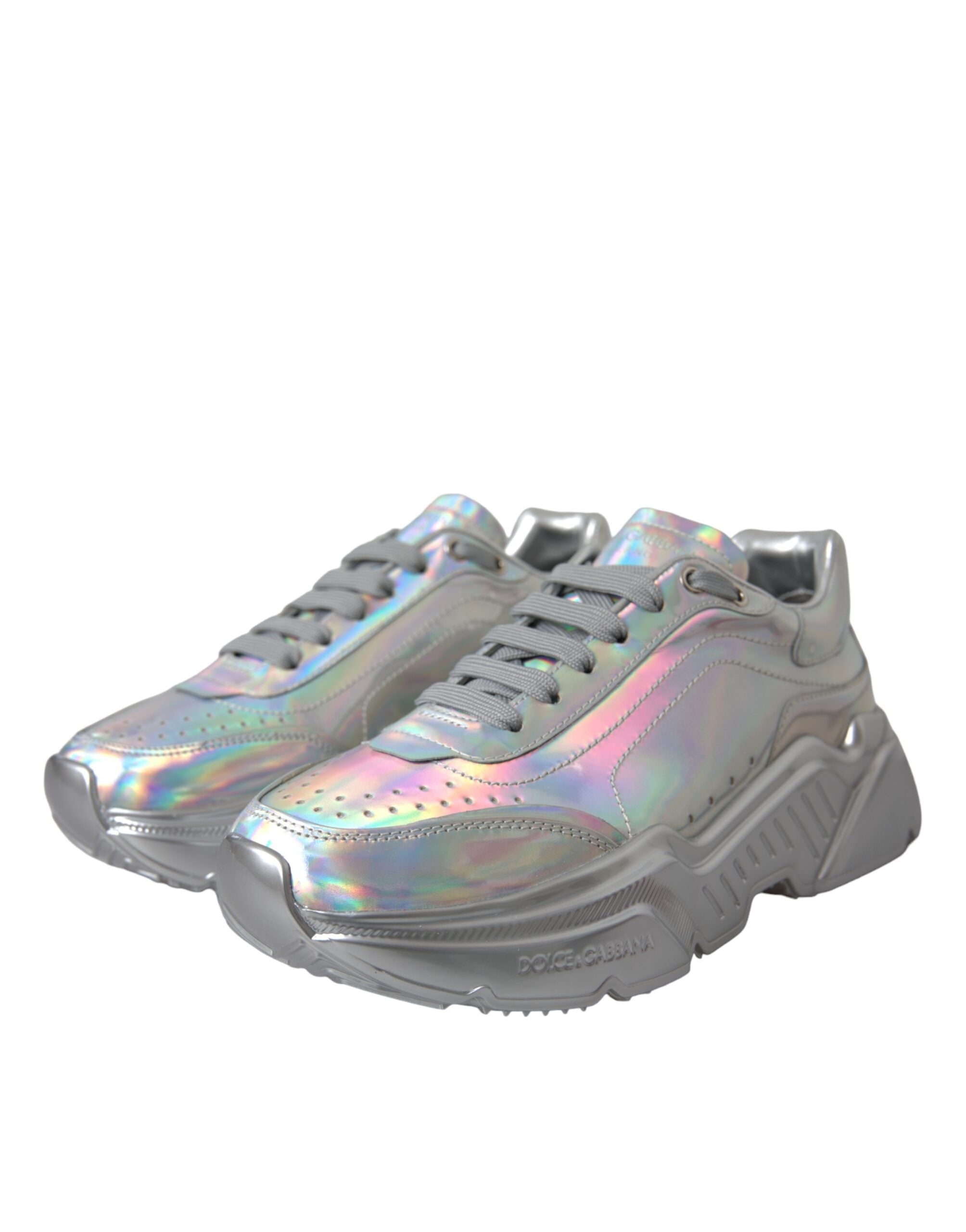 Chaussures sneakers en cuir argenté iridescent Dolce & Gabbana DAYMASTER, style moderne et élégant, vue de face.