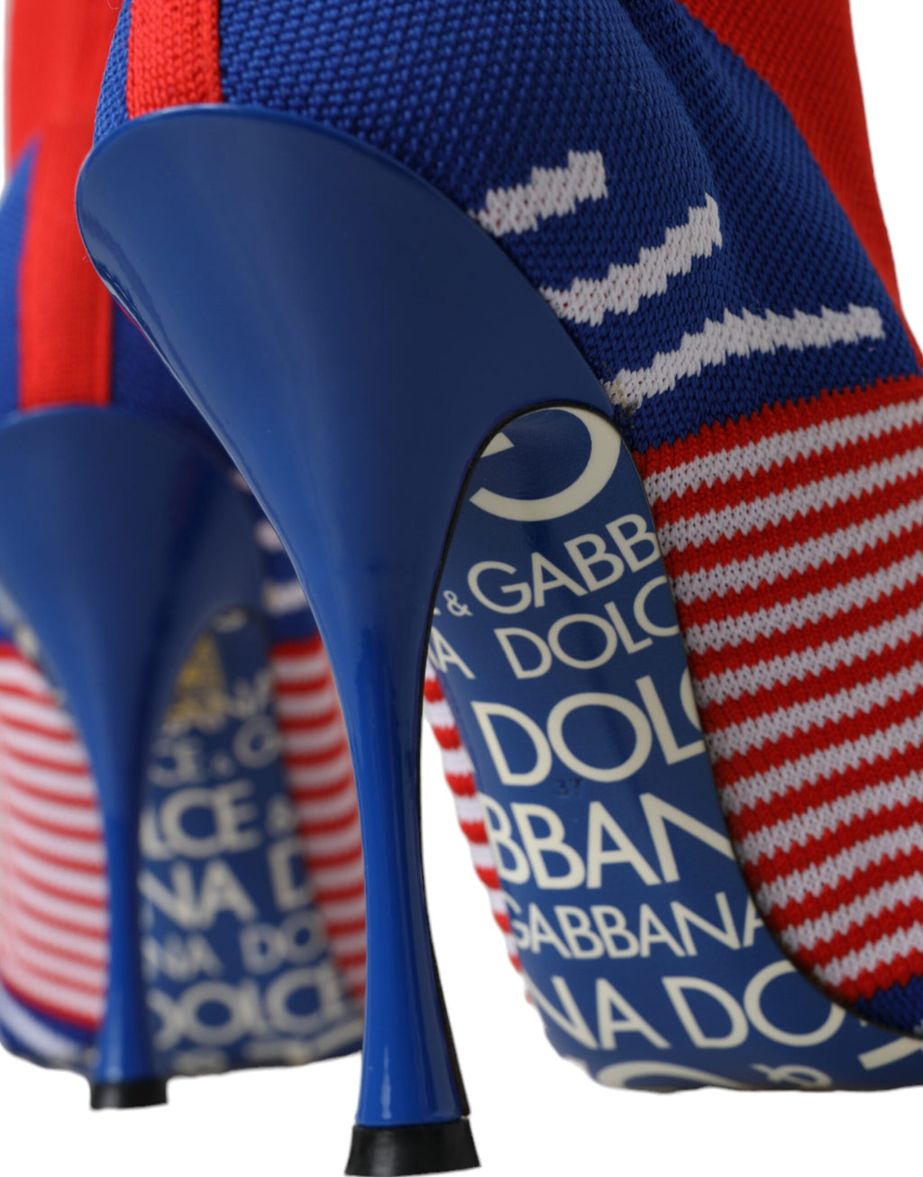 Bottines courtes Dolce & Gabbana en chaussettes extensibles rouges et bleues avec logo, style moderne et élégant.