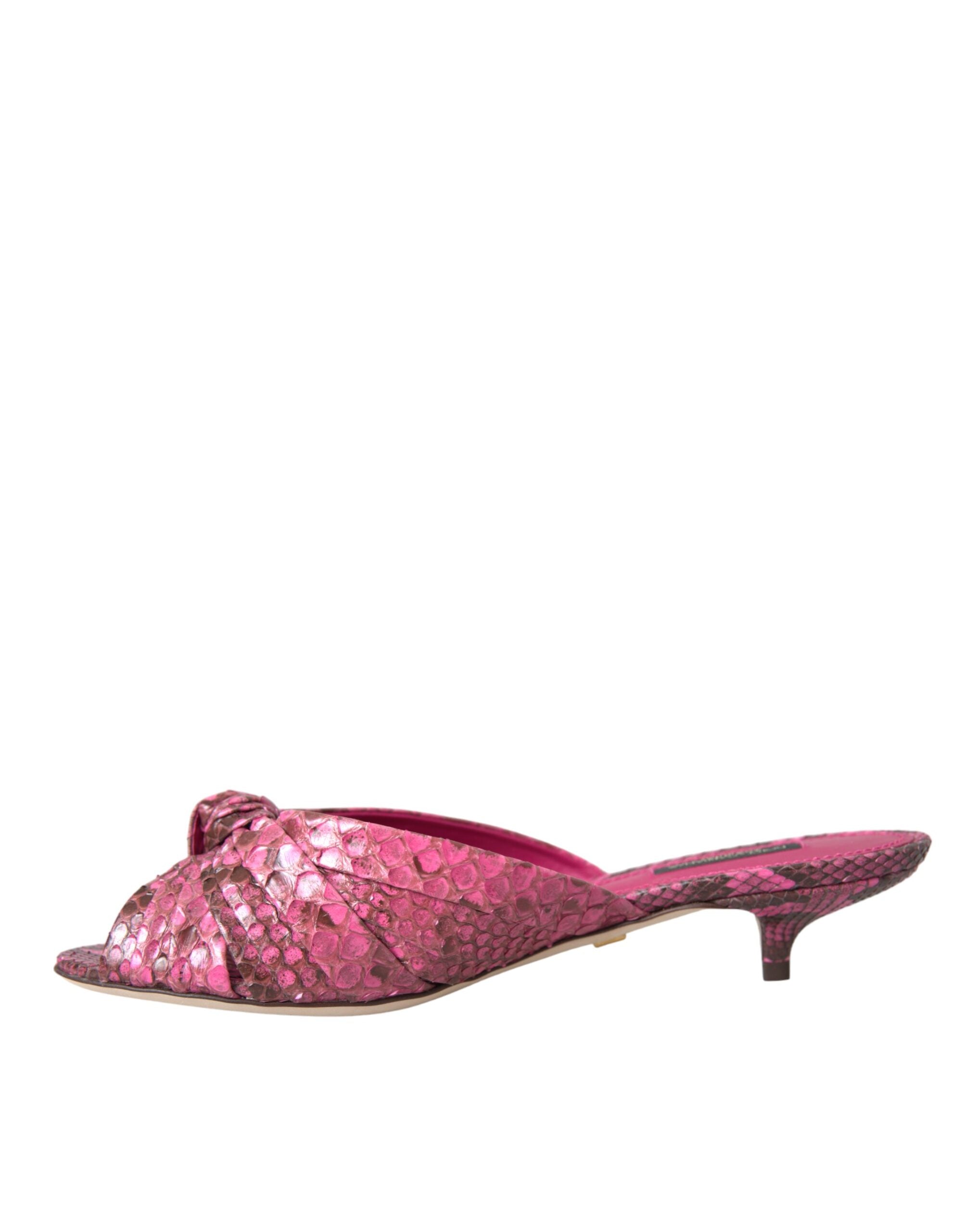 Sandales à talons kitten roses en cuir exotique de Dolce & Gabbana, chaussures élégantes et raffinées.