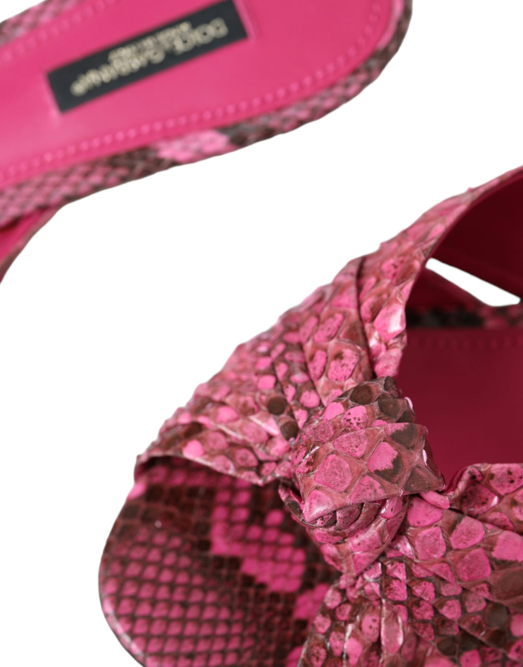 Sandales à talon kitten roses en cuir exotique Dolce & Gabbana, chaussures élégantes pour femmes, vue en gros plan.