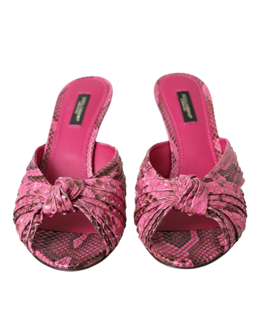 Chaussures Dolce & Gabbana, sandales à talon kitten en cuir exotique rose, visibles sur une image.