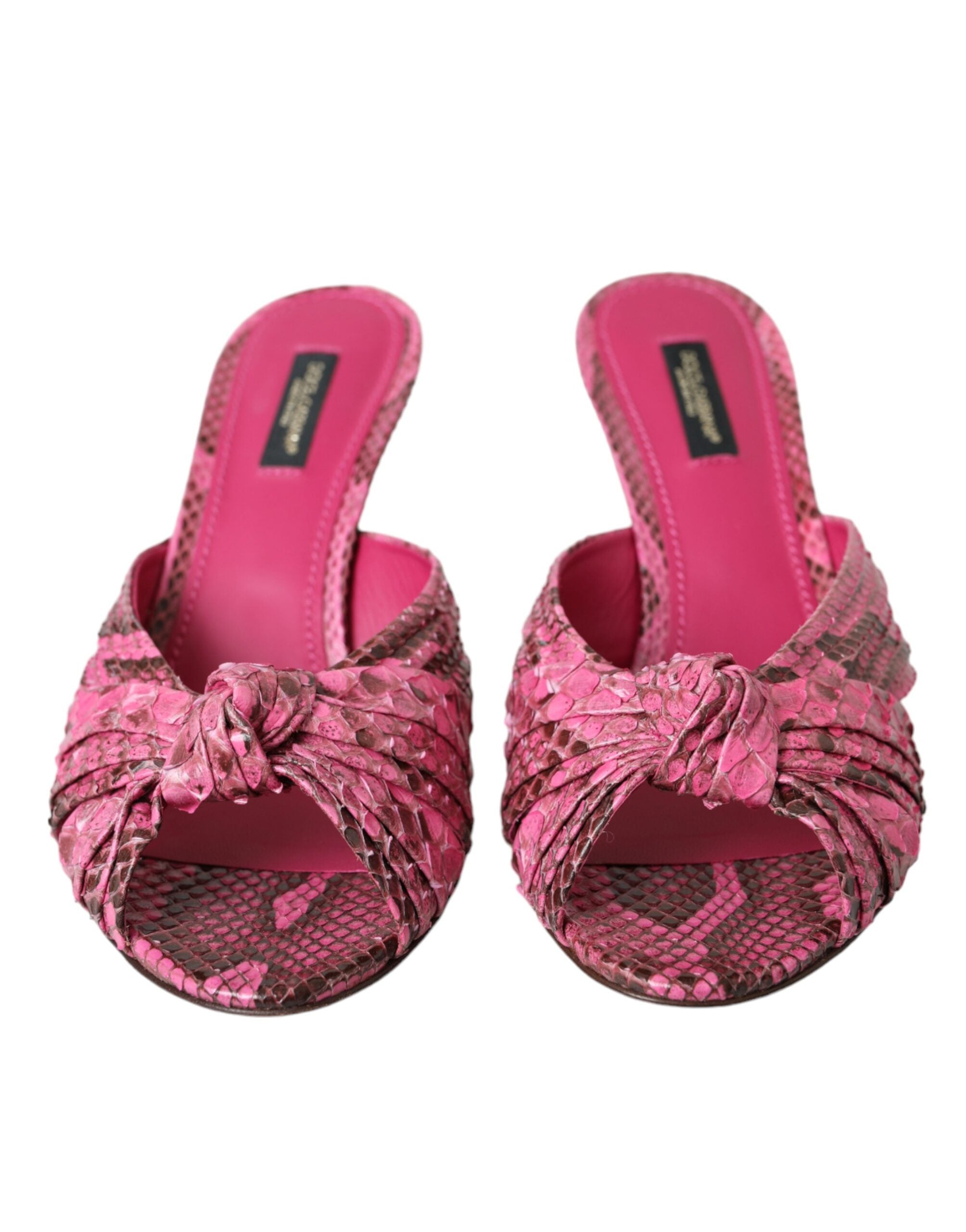Chaussures Dolce & Gabbana, sandales à talon kitten en cuir exotique rose, visibles sur une image.