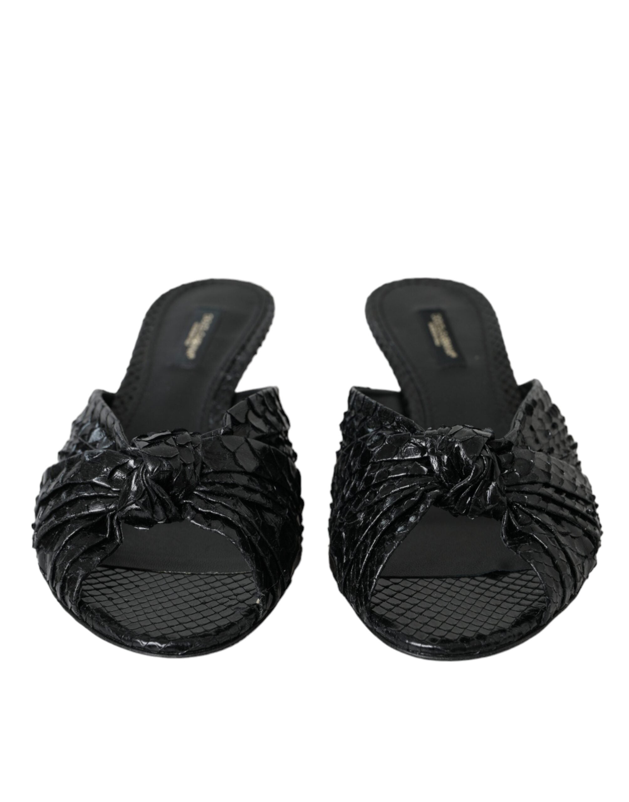 Escarpins Dolce & Gabbana en cuir exotique noir, chaussures à talons et slides élégants visibles sur l'image.