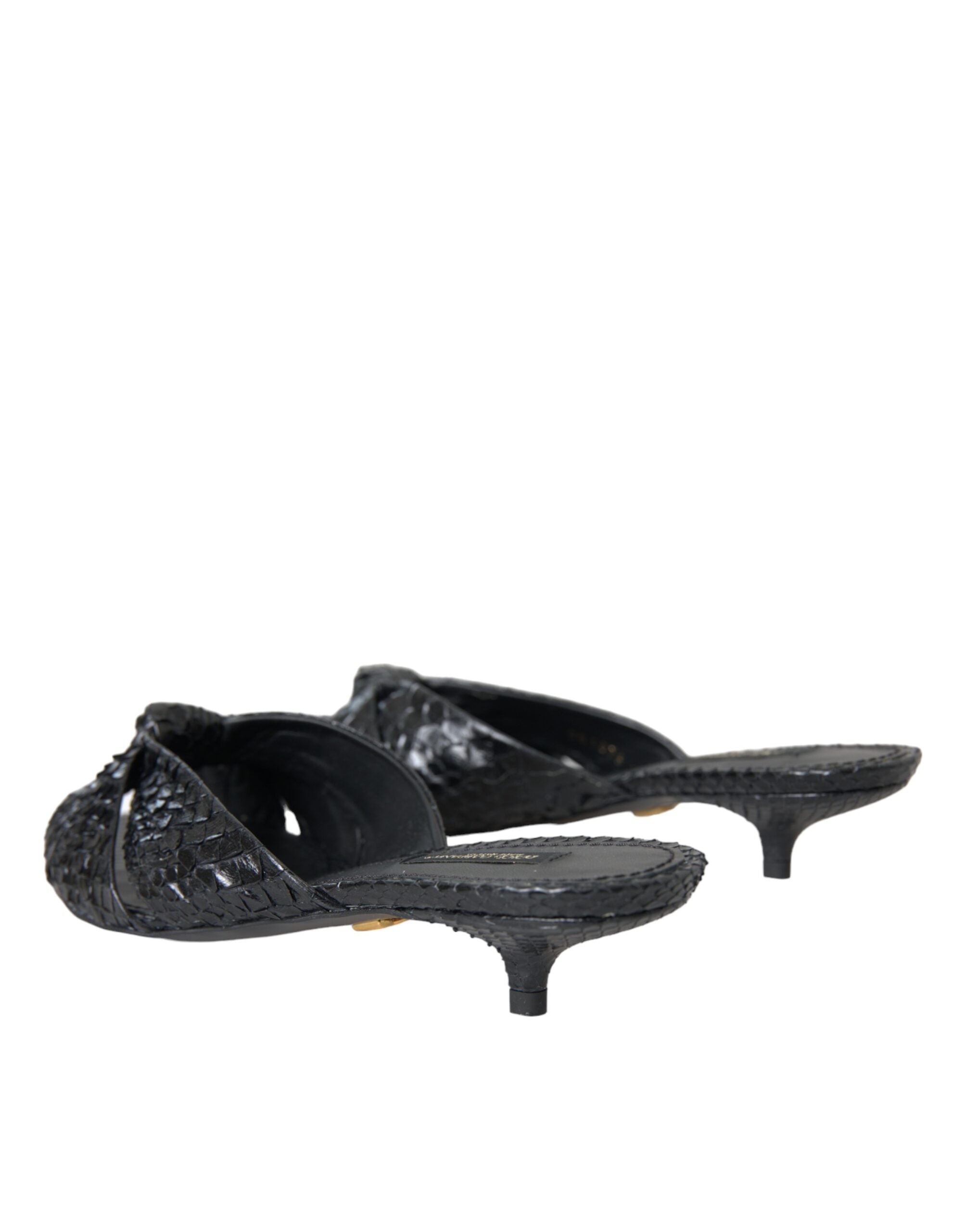 Sandales à talons Dolce & Gabbana en cuir exotique noir, slides élégants, visibles avec détails de la texture en cuir.
