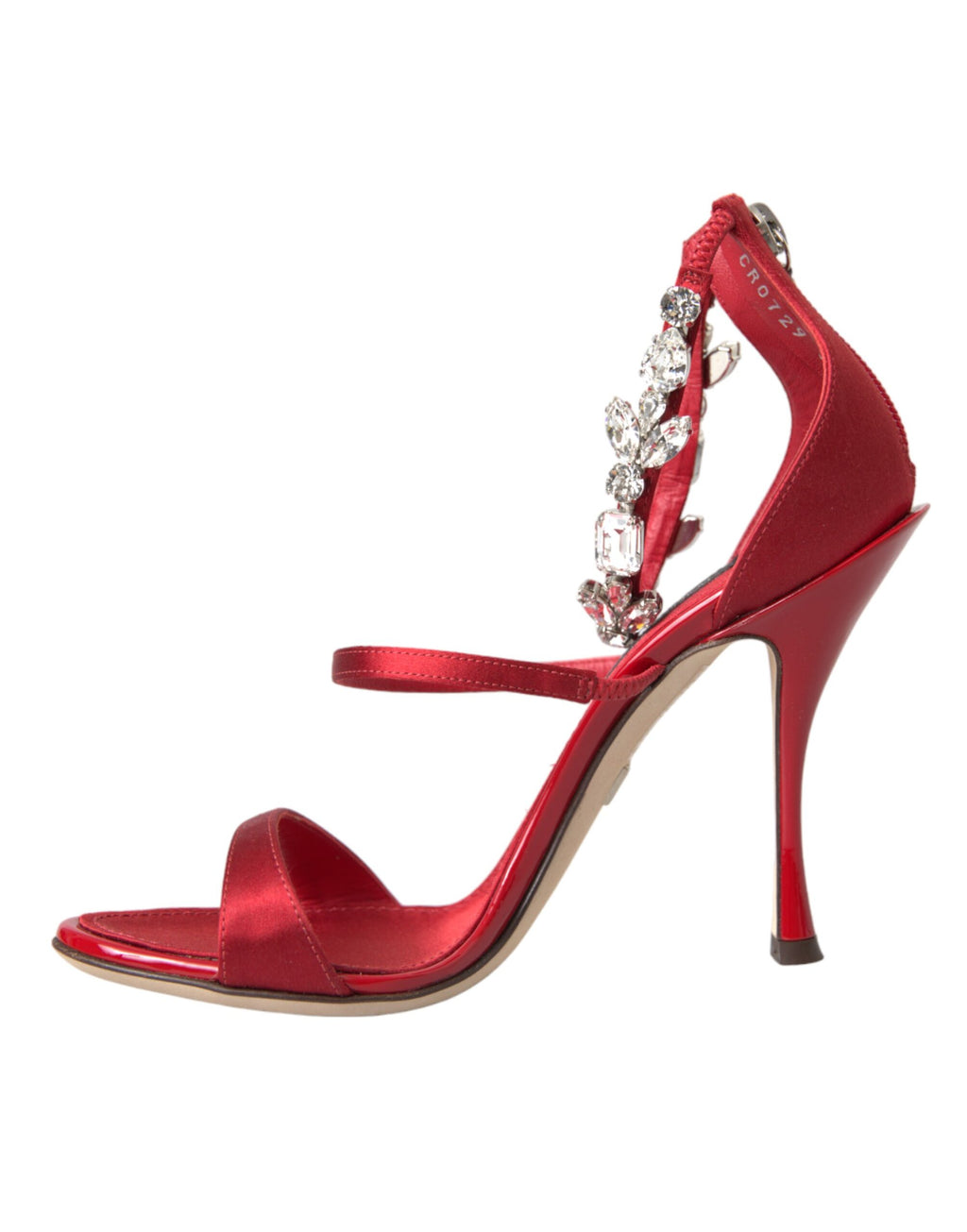 Sandales à talons rouge Dolce & Gabbana Keira en satin avec cristaux, vue en gros plan.