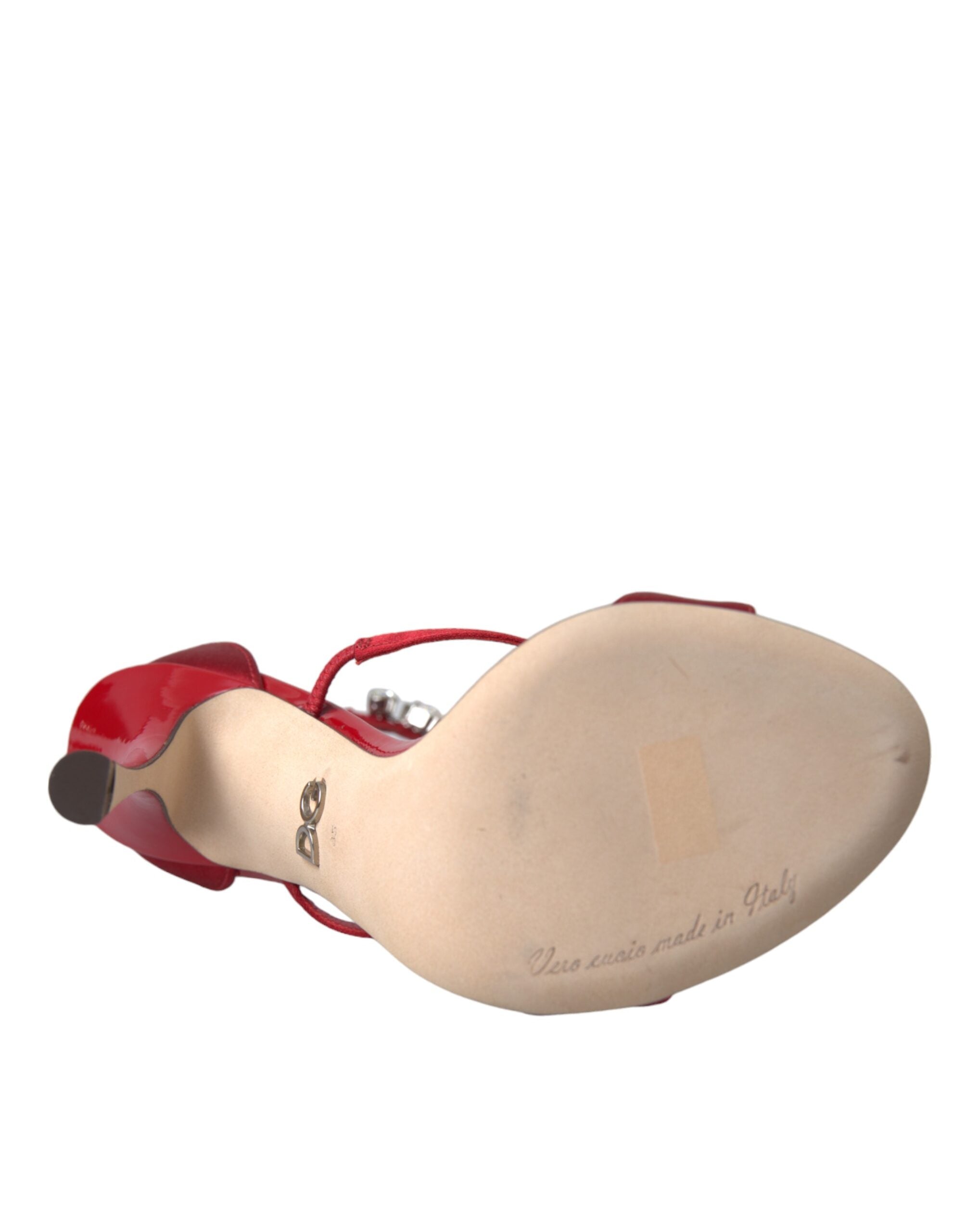 Sandales à talons rouges Dolce & Gabbana Keira en satin avec cristaux, vue de côté.