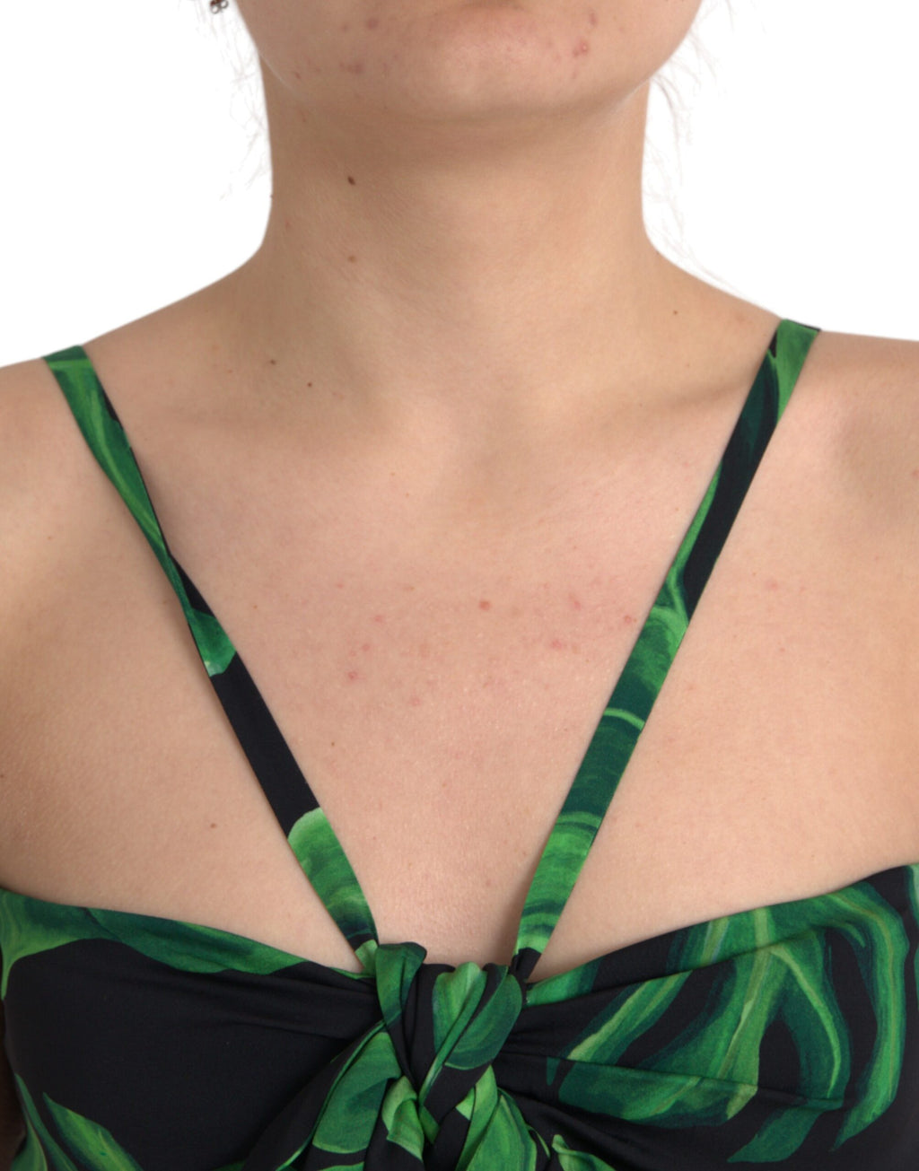 Haut crop en soie noir et vert avec motif de feuilles, top à col halter de la marque Dolce & Gabbana.