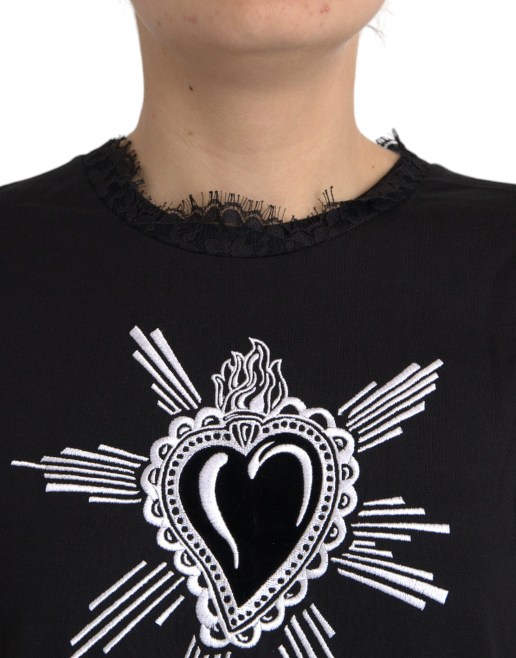 T-shirt en coton noir Dolce & Gabbana avec motif cœur sacré en dentelle, style élégant et graphique.
