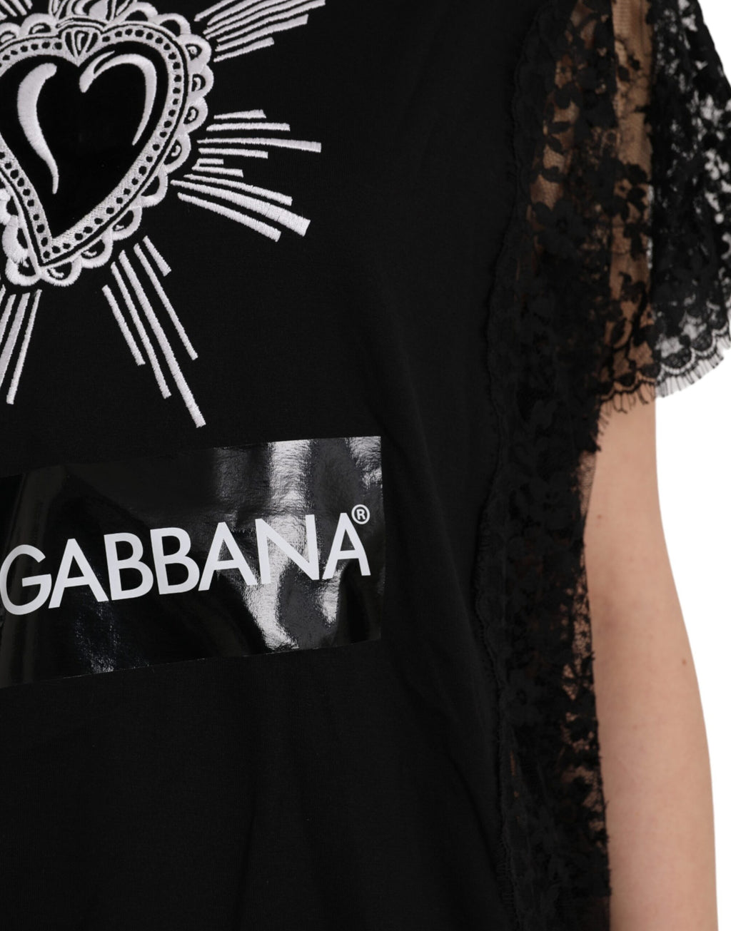 T-shirt en coton noir Dolce & Gabbana avec motif cœur sacré en dentelle, style élégant et graphique.
