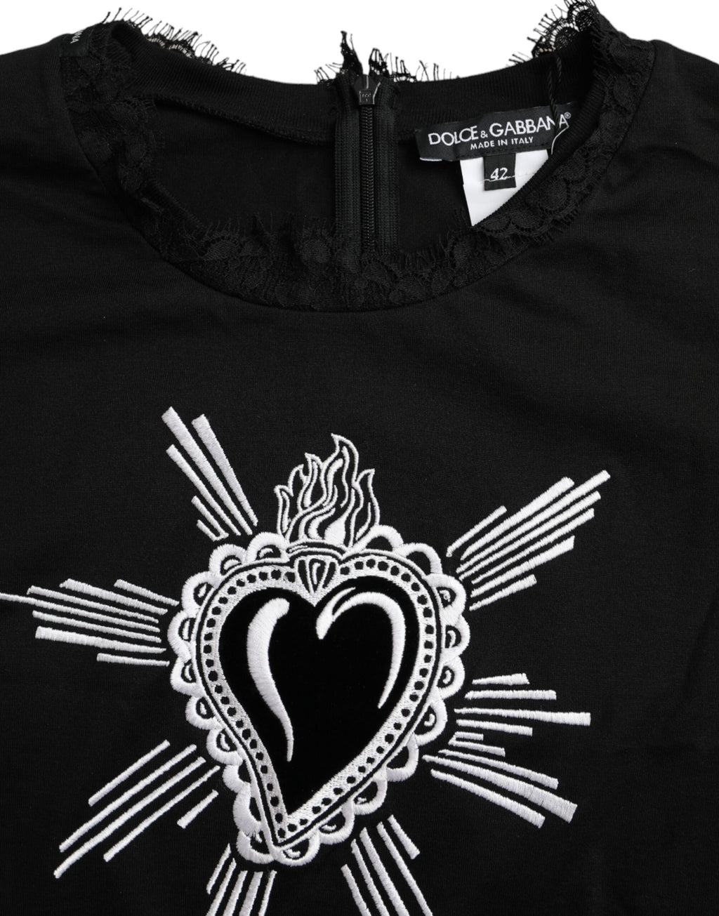T-shirt en coton noir Dolce & Gabbana avec imprimé cœur sacré en dentelle, style élégant et graphique.