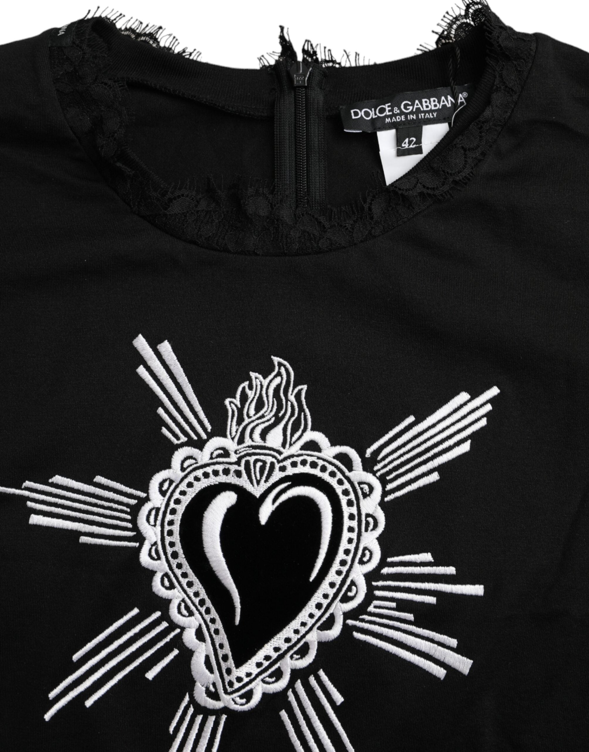 T-shirt en coton noir Dolce & Gabbana avec imprimé cœur sacré en dentelle, style élégant et graphique.
