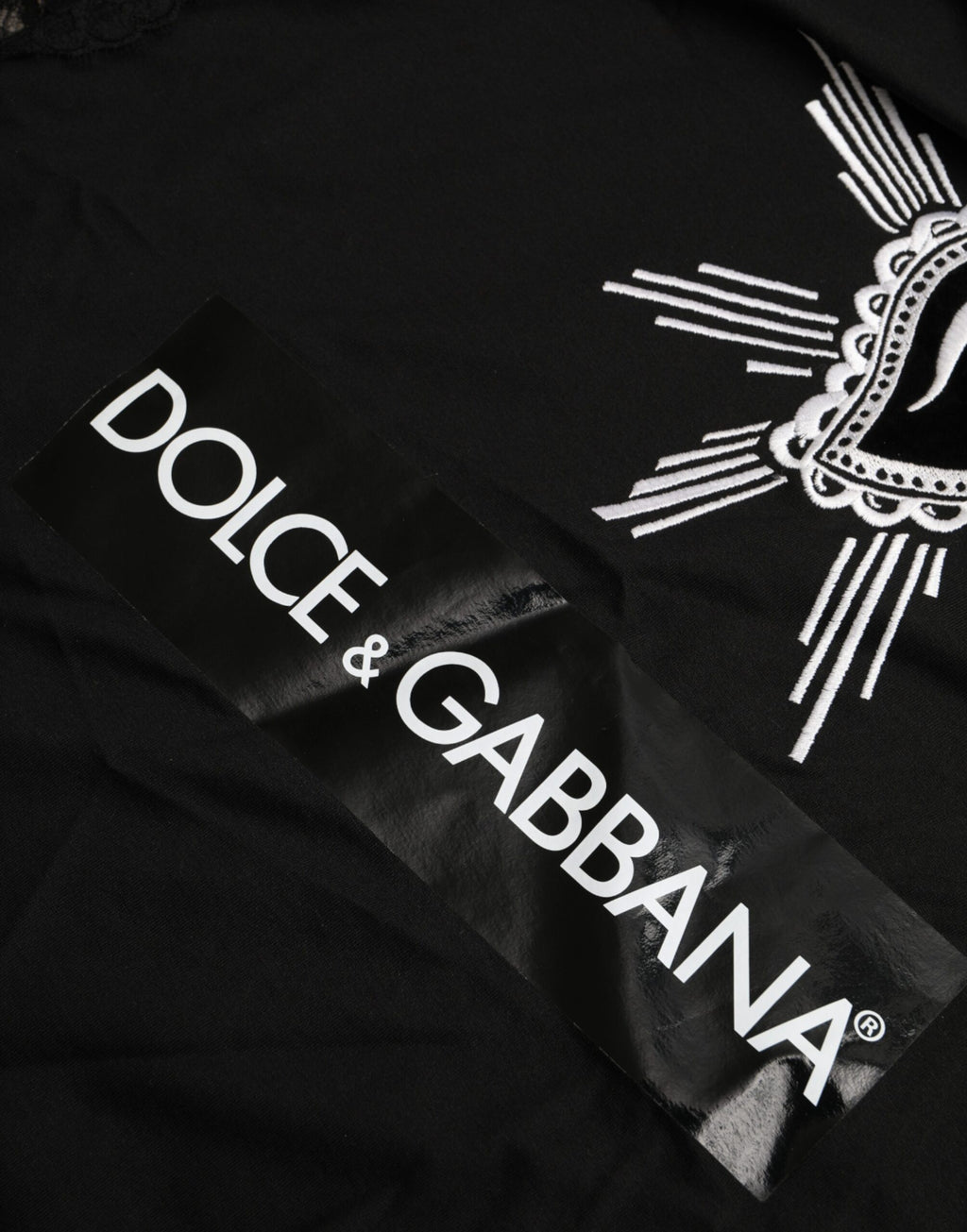 T-shirt en coton noir Dolce & Gabbana avec imprimé cœur sacré en dentelle, style élégant et détails sophistiqués.