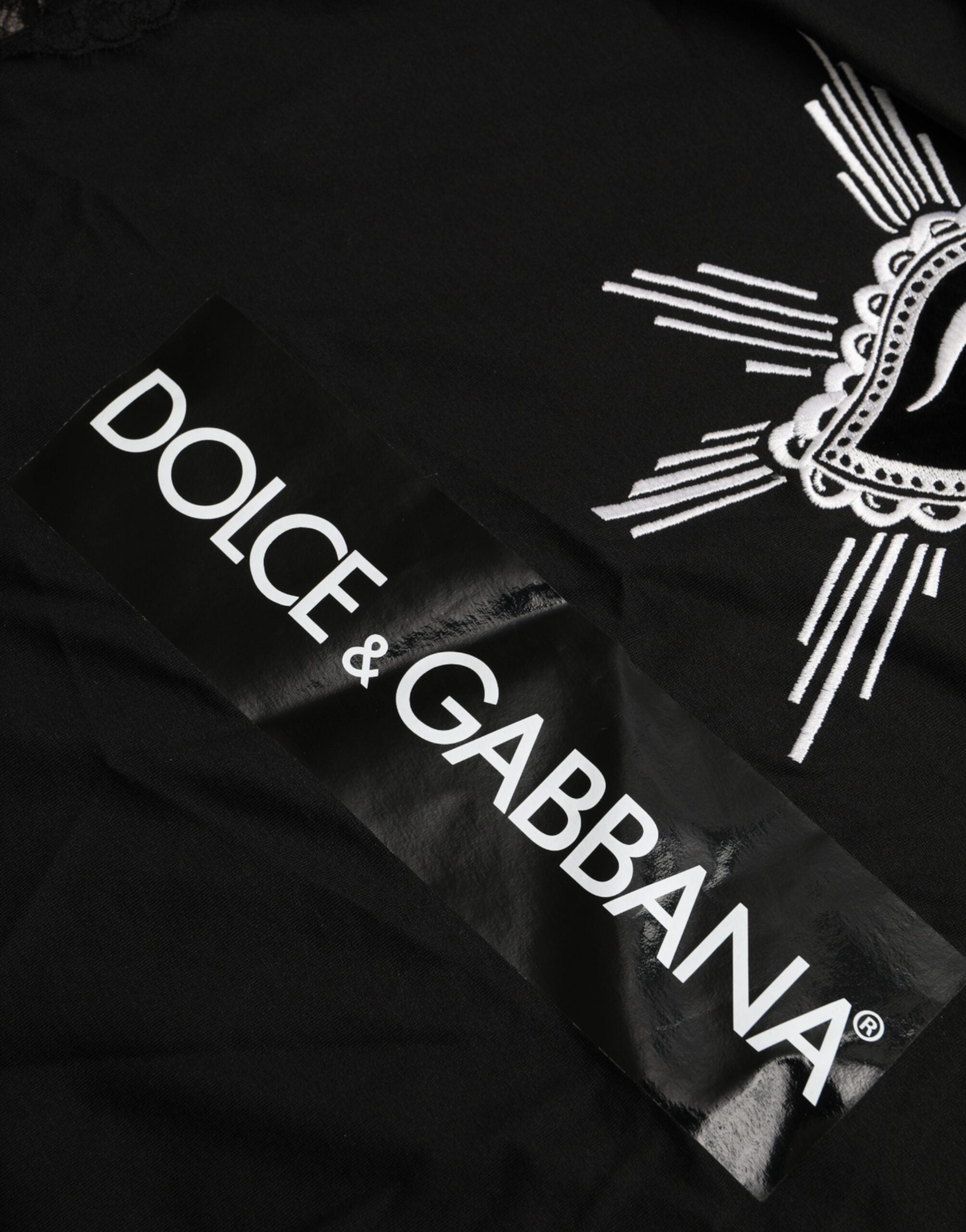 T-shirt en coton noir Dolce & Gabbana avec imprimé cœur sacré en dentelle, style élégant et détails sophistiqués.