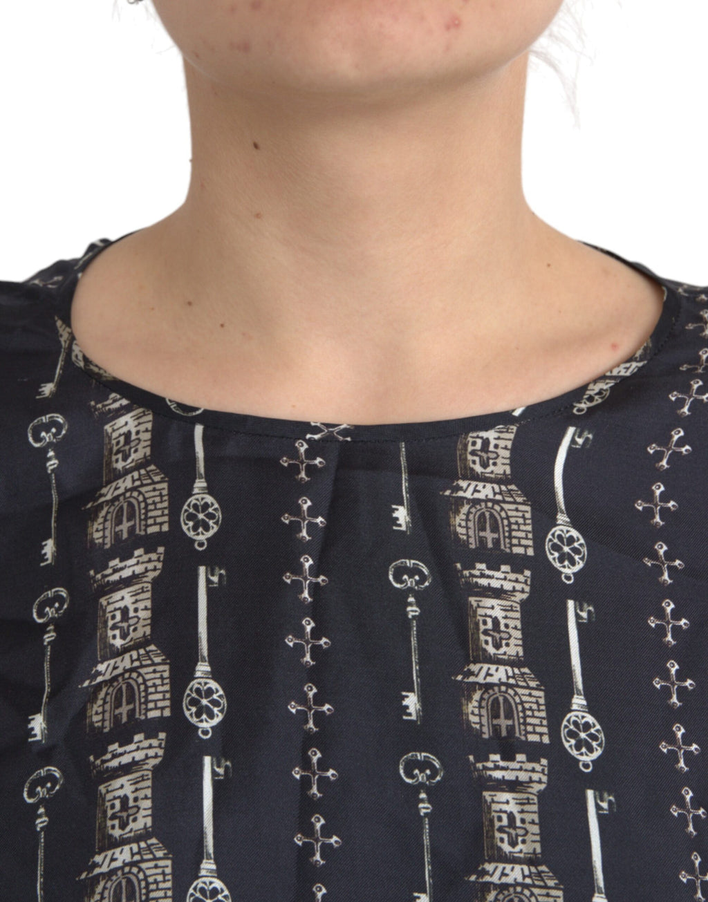 Chemise en soie noire Dolce & Gabbana avec motif château clé, style blouse ou t-shirt élégant et sophistiqué.