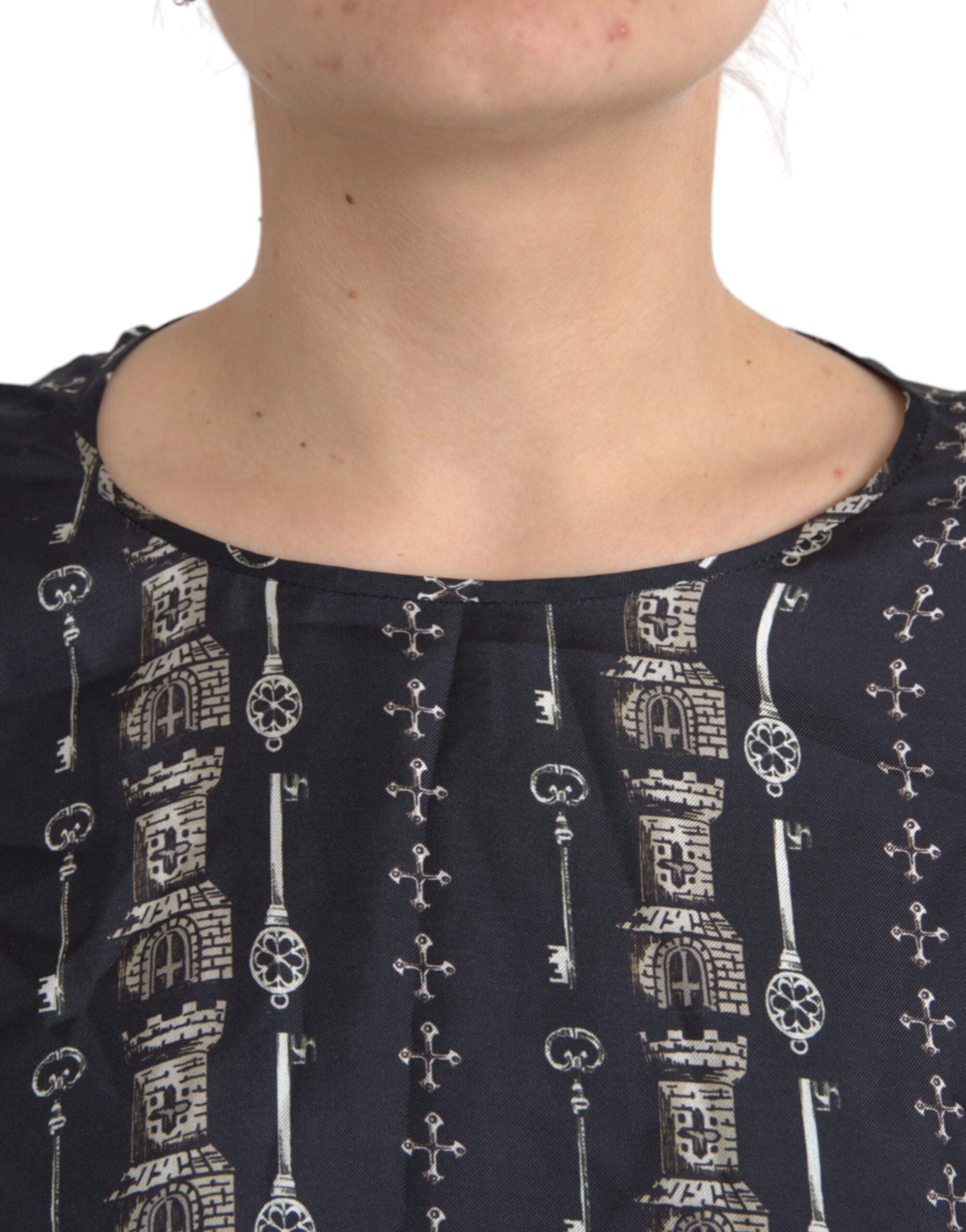 Chemise en soie noire Dolce & Gabbana avec motif château clé, style blouse ou t-shirt élégant et sophistiqué.