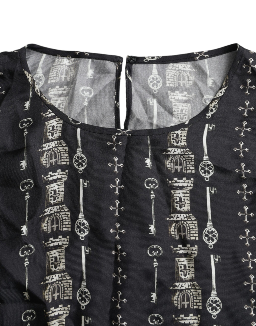 Chemise en soie noire Dolce & Gabbana avec motif clé et château, style blouse élégante, vue de face.