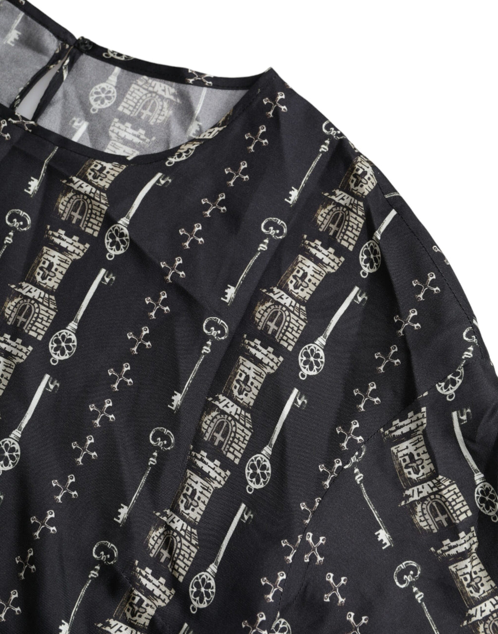 Chemise en soie noire Dolce & Gabbana à motif clé de château, style blouse T-shirt élégant et chic.