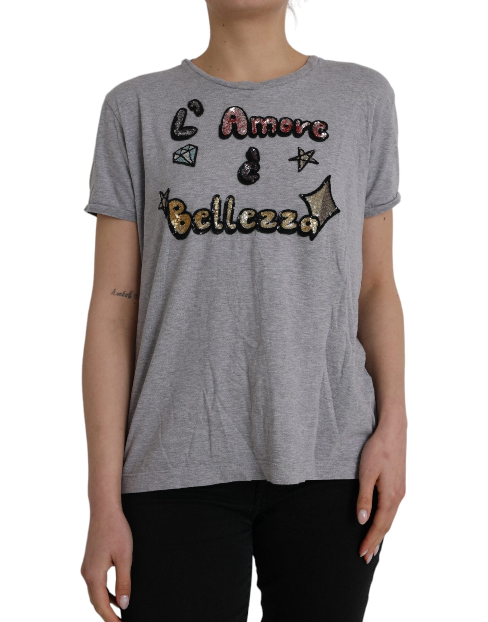 T-shirt gris Dolce & Gabbana L'Amore E'Bellezza en coton avec logo et design élégant, porté sur mannequin.