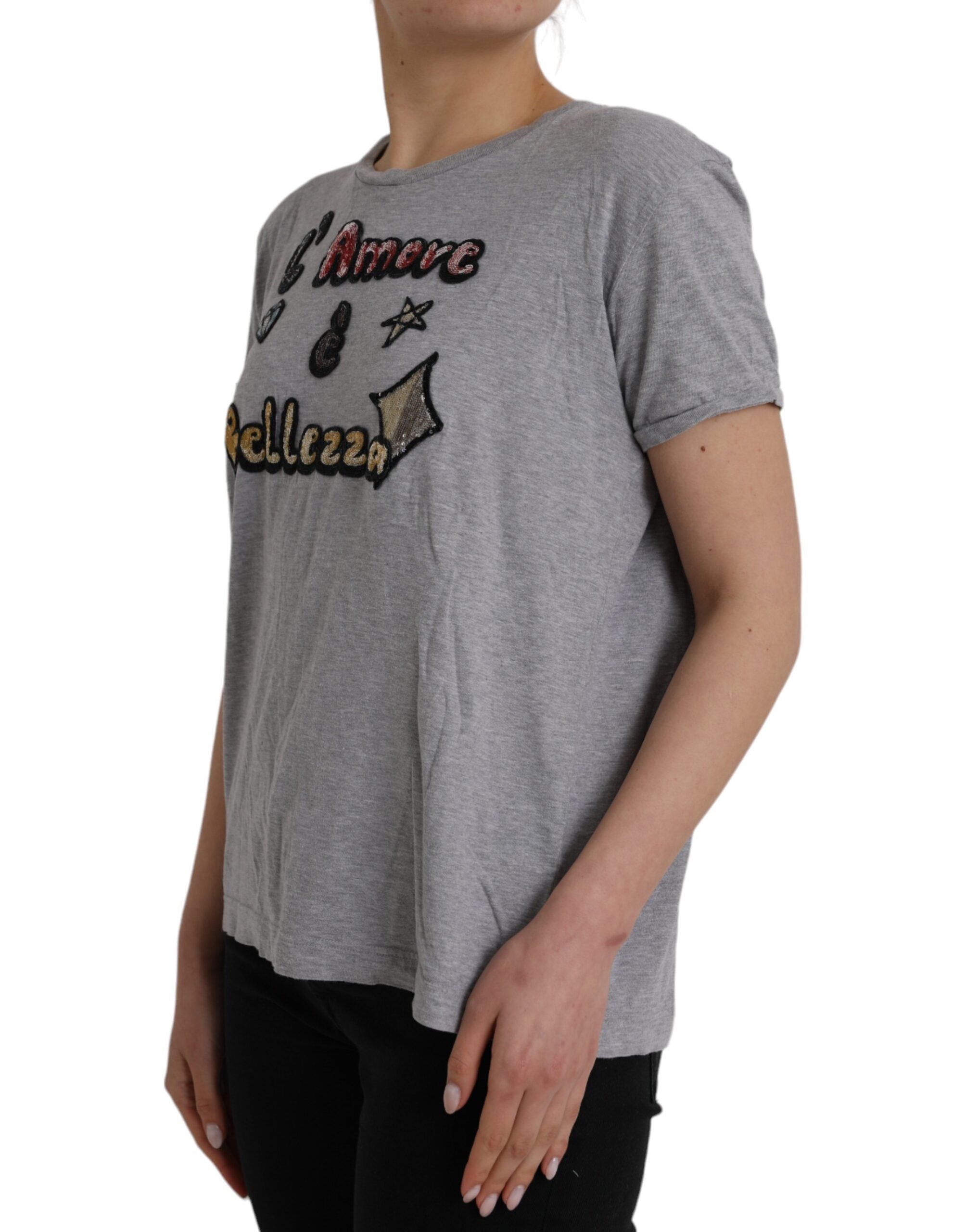 T-shirt gris Dolce & Gabbana L'Amore E'Bellezza en coton avec logo et design élégant, porté sur mannequin.