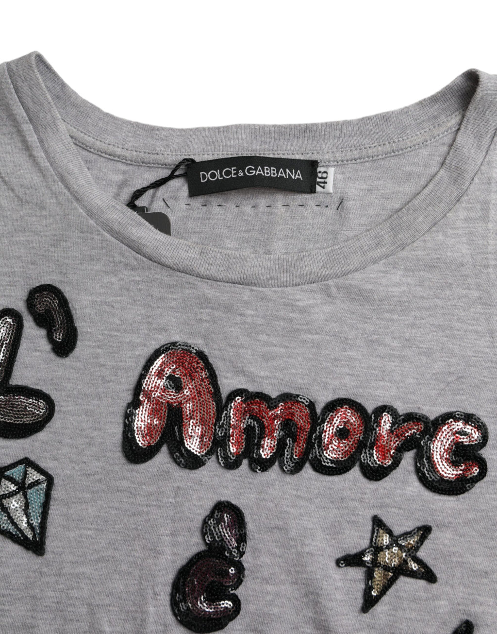 T-shirt gris en coton Dolce & Gabbana L'Amore E' Bellezza avec logo imprimé visible sur le devant.
