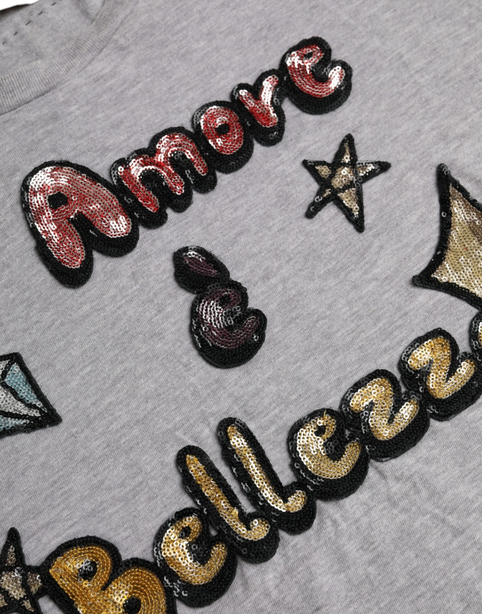 T-shirt gris en coton Dolce & Gabbana L'Amore E'Bellezza, col V, logo imprimé, porté sur mannequin.