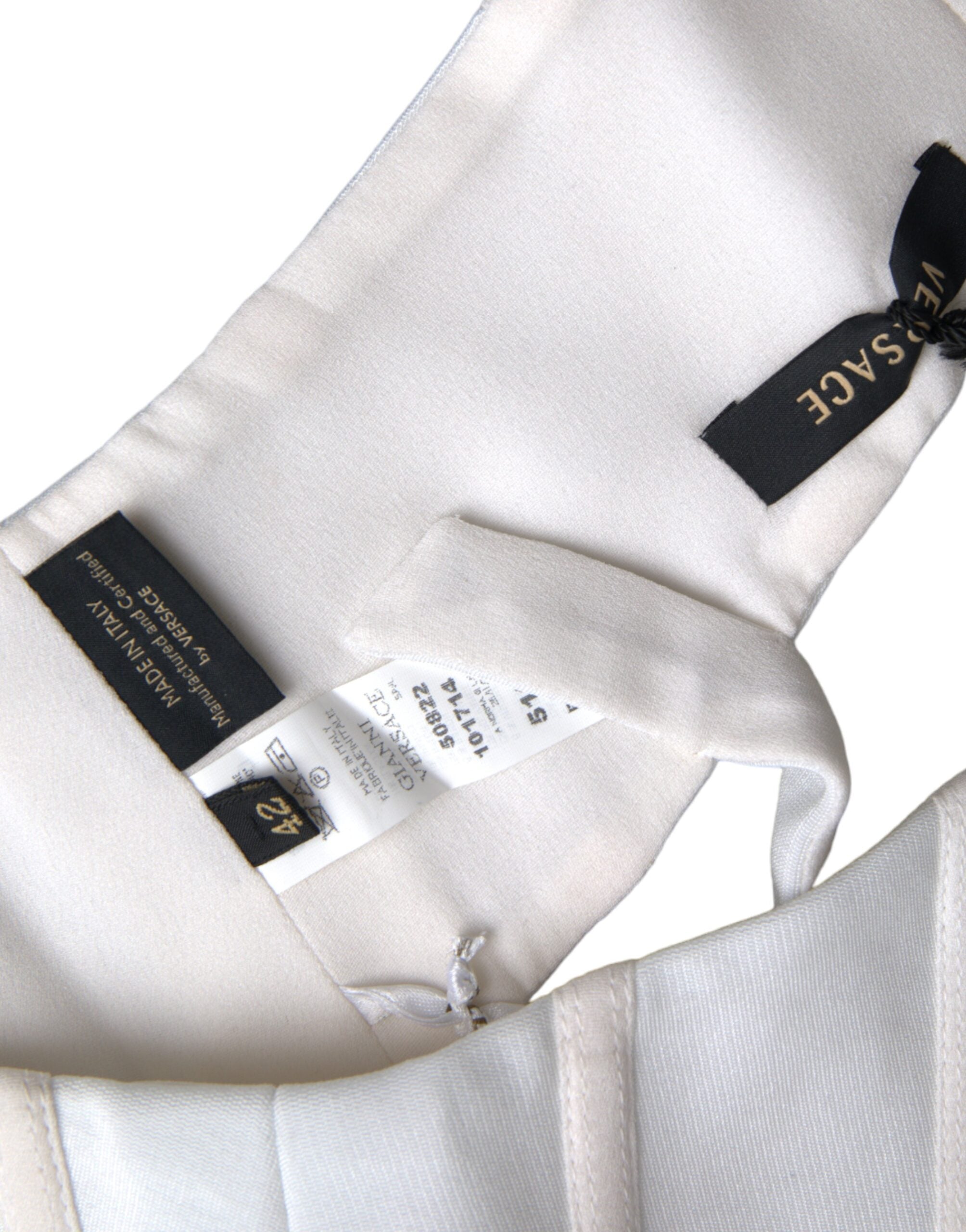 Bustier blanc en viscose sans manches de Versace, haut court ajusté, détail élégant et design sophistiqué visible sur l'image.