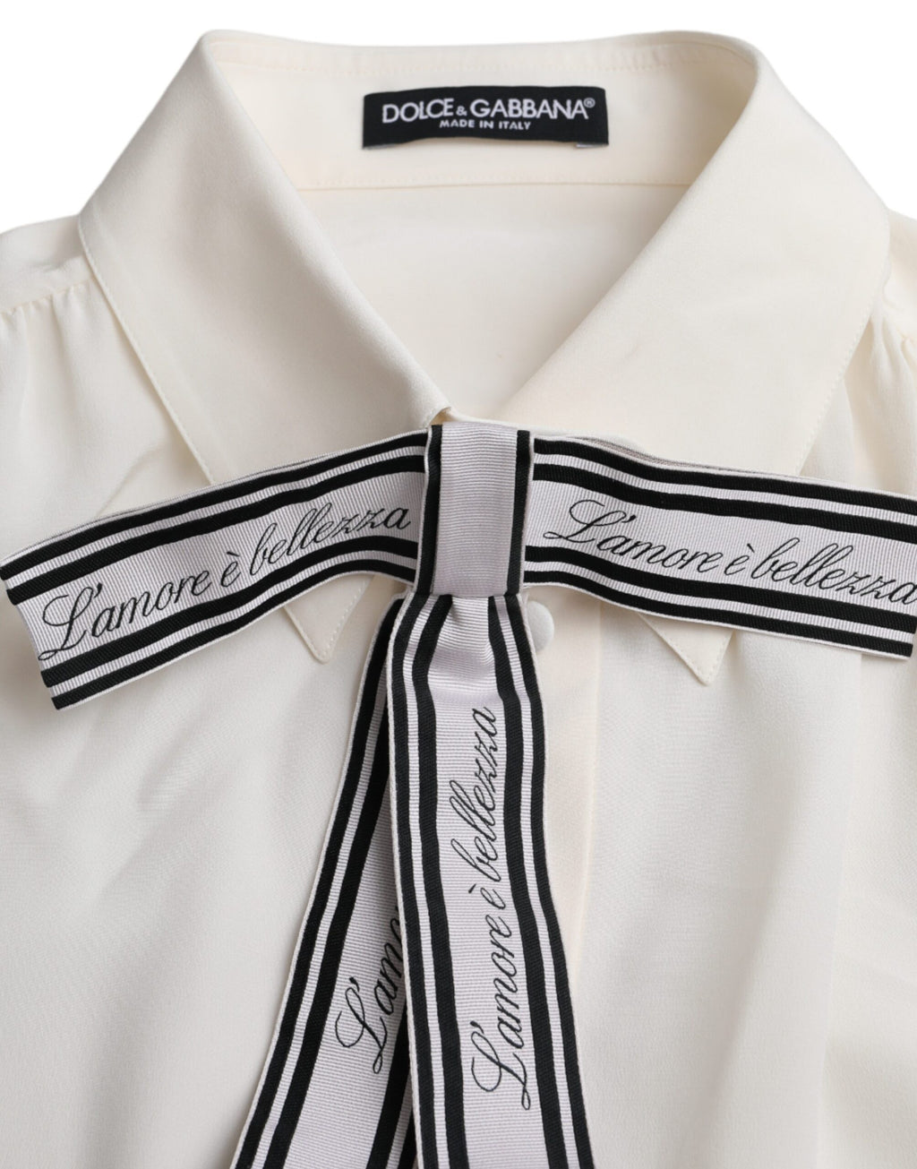 Chemisier à manches longues blanc cassé Dolce & Gabbana, boutonnière élégante, tissu léger et fluide, porté décontracté et sophistiqué.