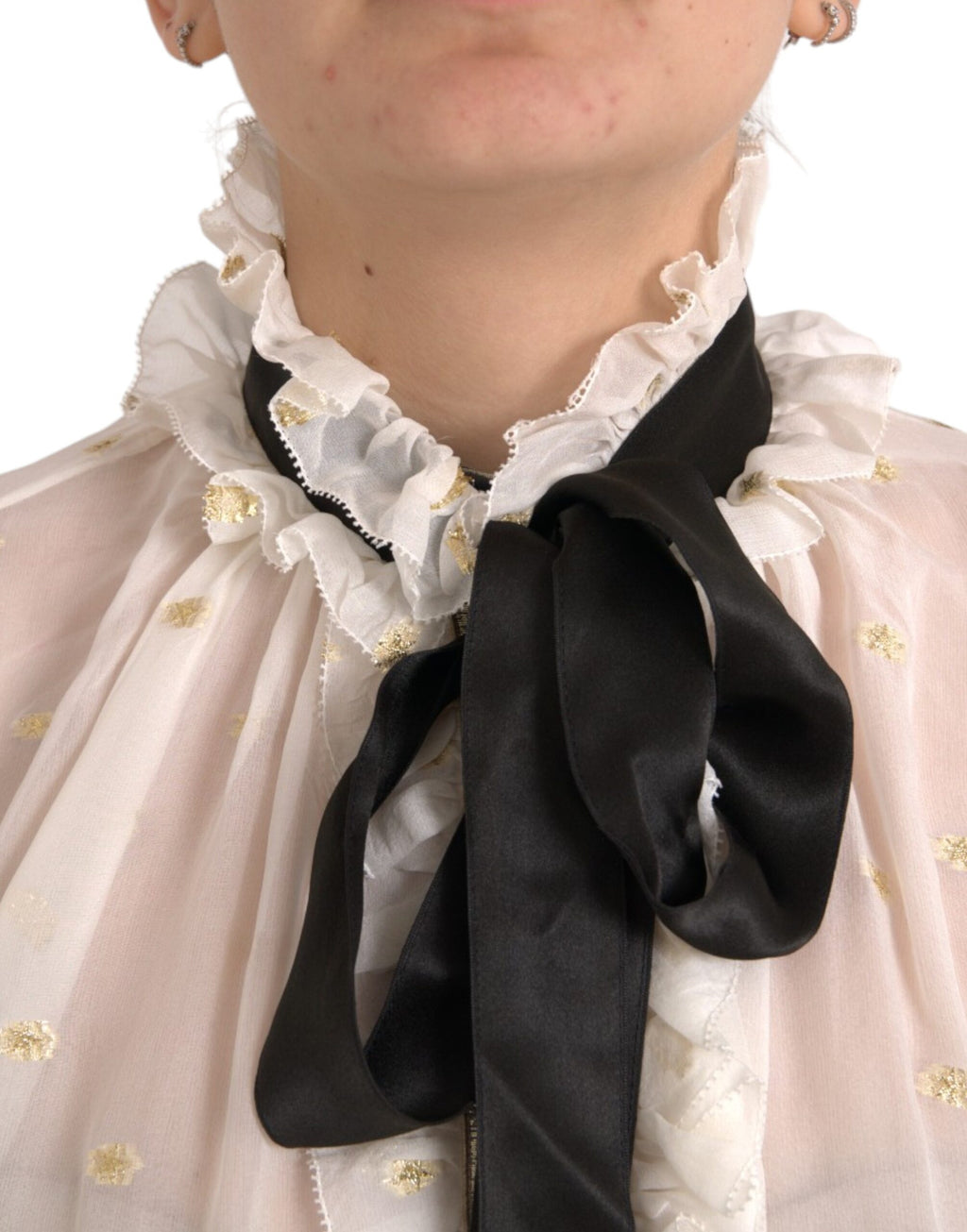 Chemisier Dolce & Gabbana en soie ivoire avec col ascot, mélange de tissus élégant et sophistiqué.