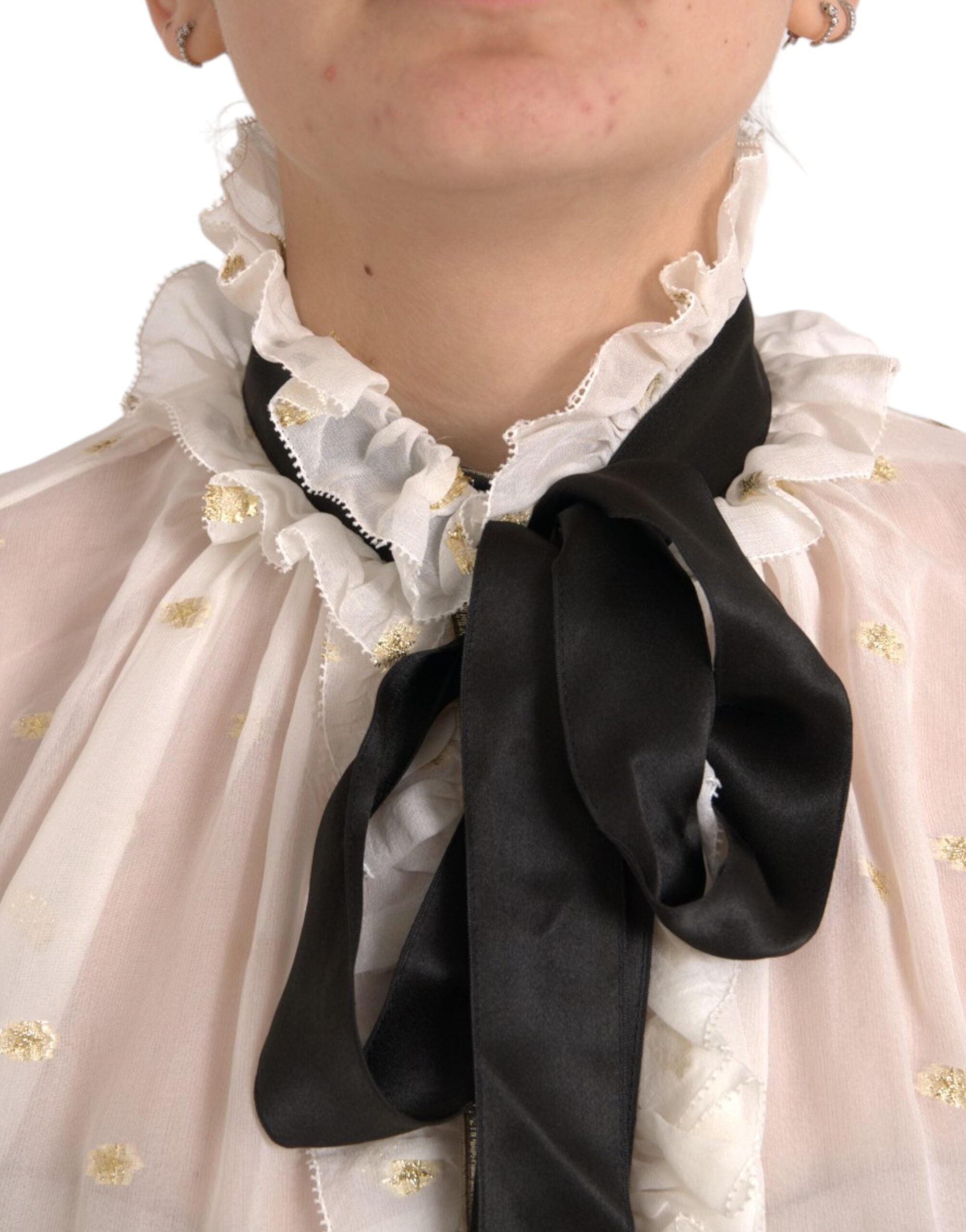 Chemisier Dolce & Gabbana en soie ivoire avec col ascot, mélange de tissus élégant et sophistiqué.