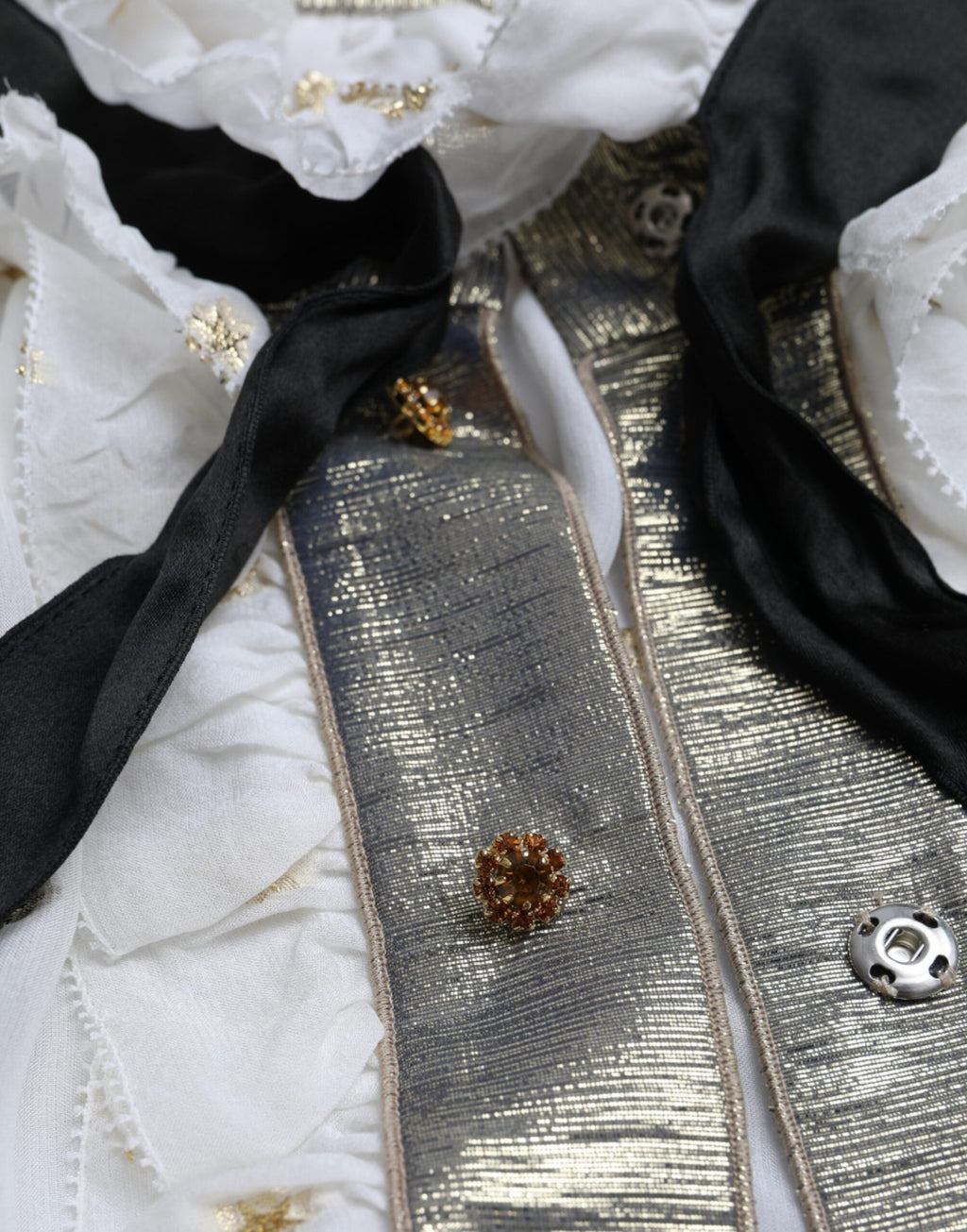 Chemisier Dolce & Gabbana en soie blanche avec col ascot, style élégant et sophistiqué, vue de face sur le haut.
