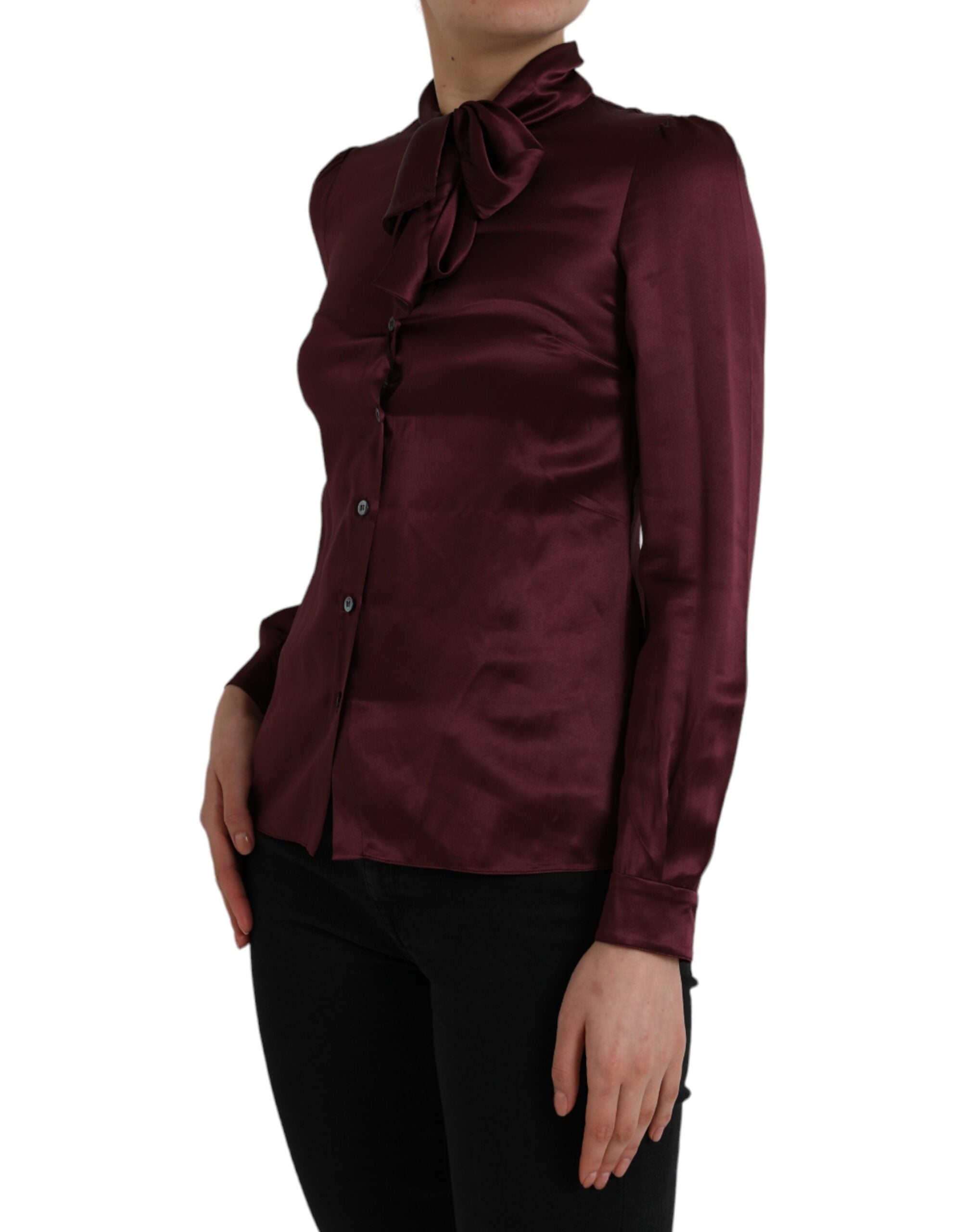Chemisier Dolce & Gabbana à col ascot marron, à manches longues et style élégant, visible en gros plan dans l'image.