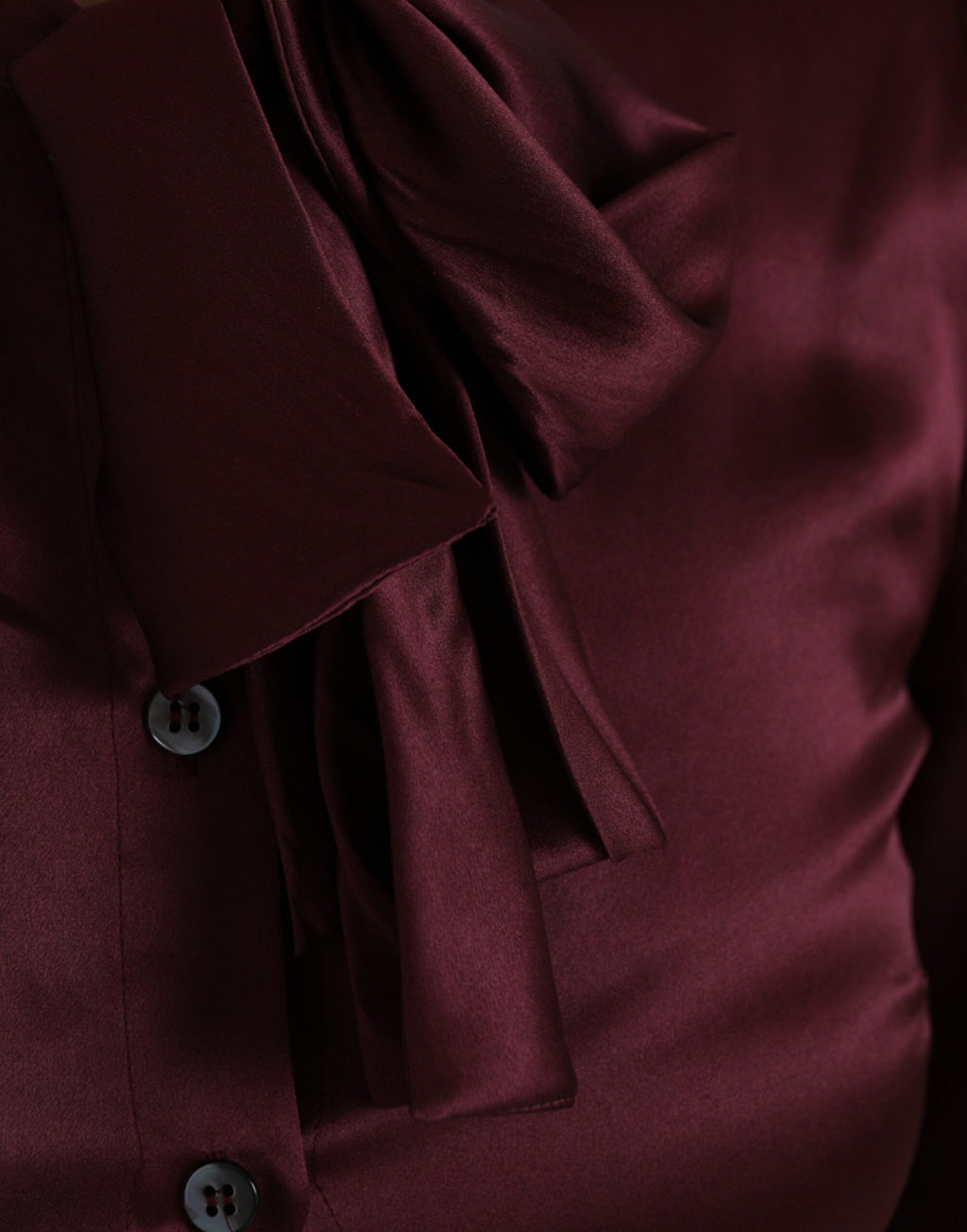 Blouse longue à col ascot bordeaux Dolce & Gabbana, manches longues et style élégant, vue de face.