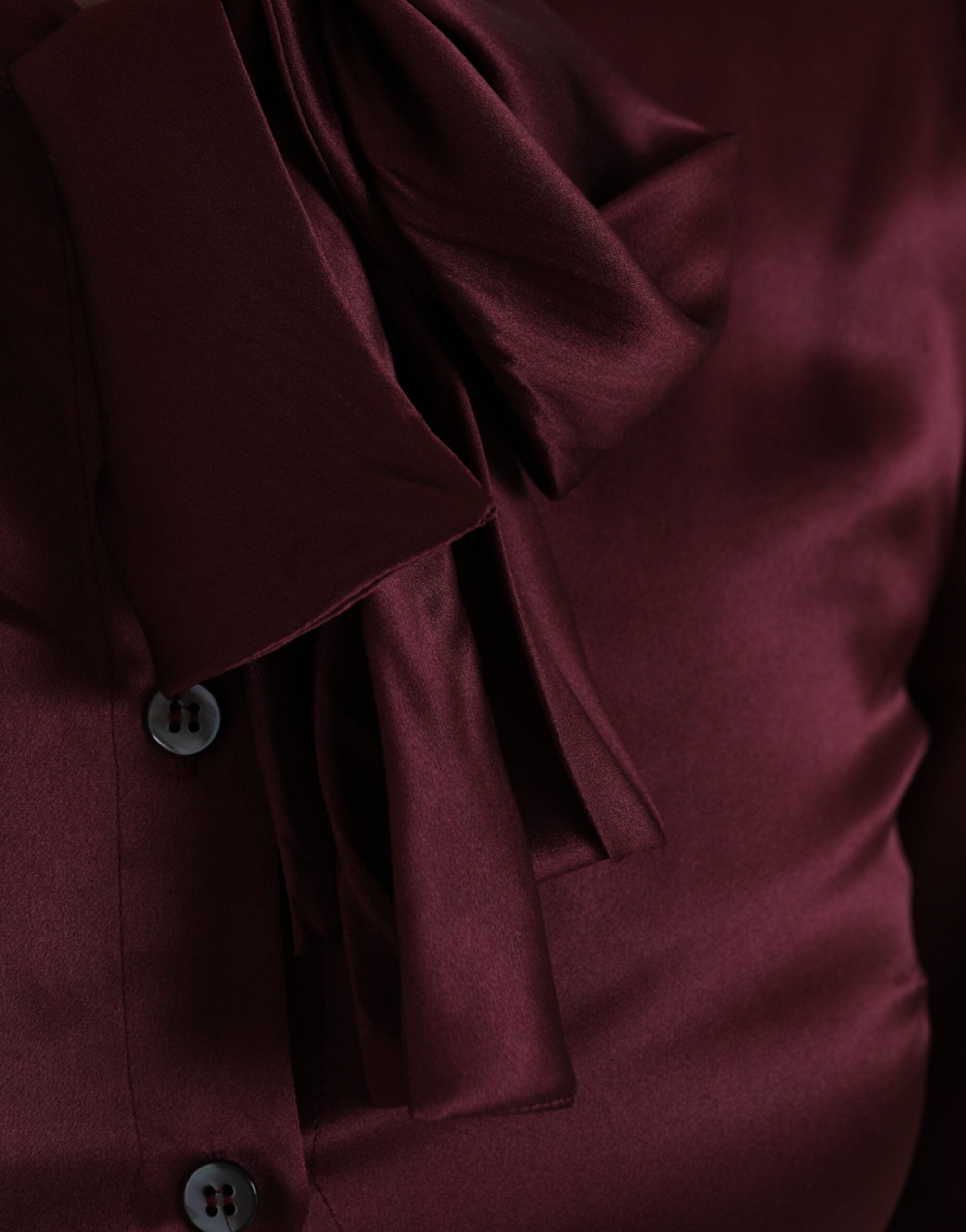 Blouse longue à col ascot bordeaux Dolce & Gabbana, manches longues et style élégant, vue de face.