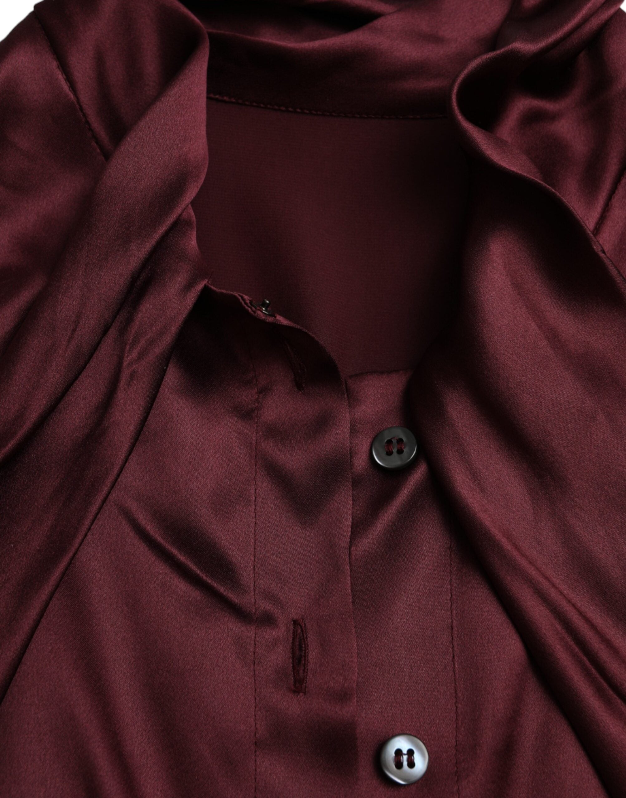 Blouse à manches longues Dolce & Gabbana couleur bordeaux avec col ascot, style élégant et luxe.