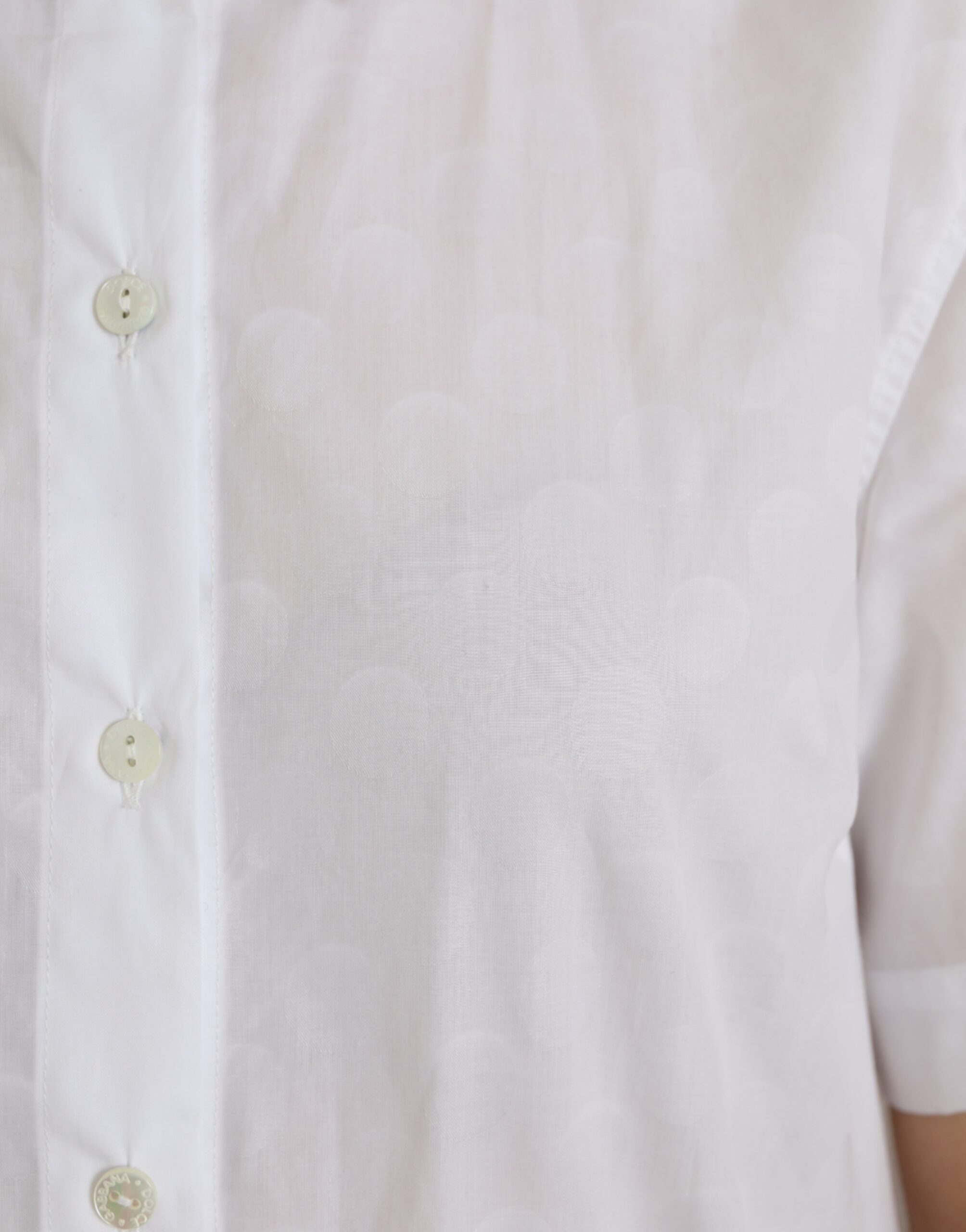 Chemise polo Dolce & Gabbana blanche à col, manches courtes, style élégant, vue de face.