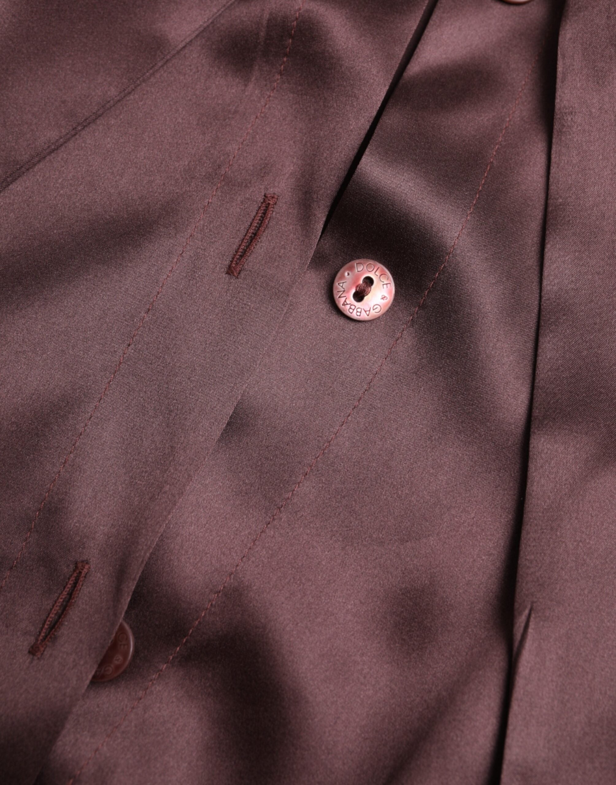 Blouse longue à col ascot marron Dolce & Gabbana avec manches longues et détail élégant, vue de face.